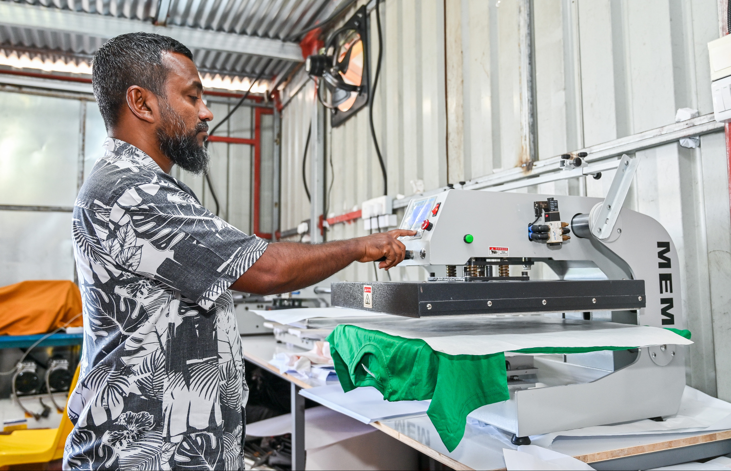 އައިލެންޑް އާޓްގައި މިހާރު ބޭނުންކުރާ ބައެއް މެޝިންތަކުގެ ޓުއާއެއް އައްލޯ ދެނީ. -- ފޮޓޯ: ފަޔާޒު މޫސާ | މިހާރު