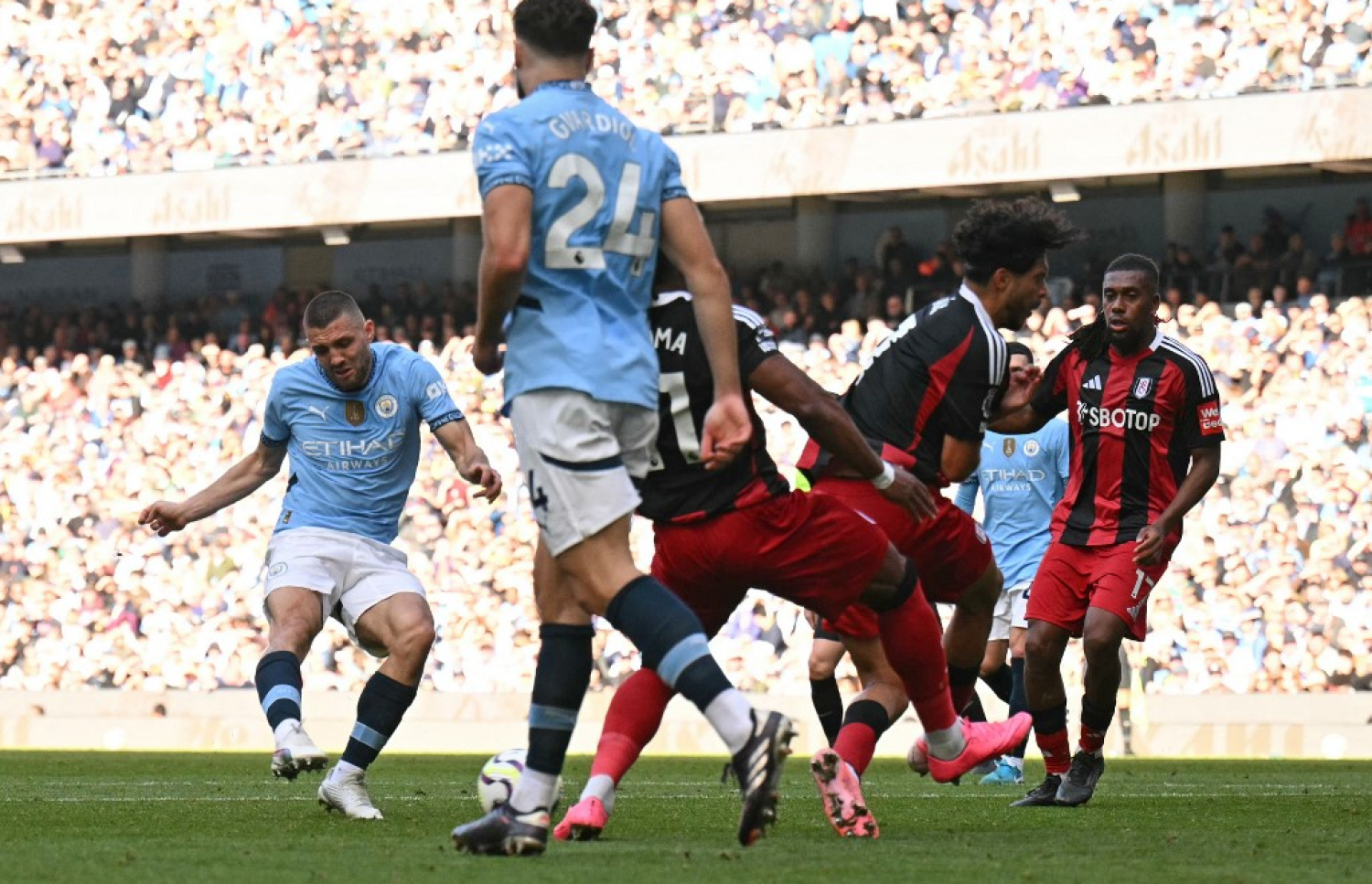 ކޮވެސިޗް، ސިޓީ އަށް ލީޑު ނަގައިދިން ގޯލު ޖަހަނީ.-- ފޮޓޯ: އޭއެފްޕީ