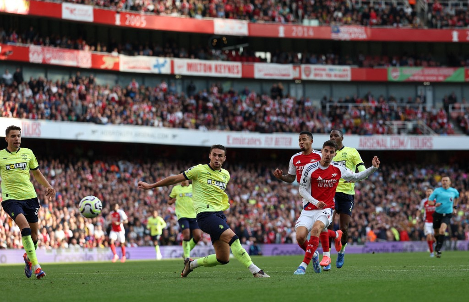 ހަވާޓްޒް އާސެނަލް އެއްވަރުކުރި ގޯލު ޖަހަނީ.-- ފޮޓޯ: އޭއެފްޕީ