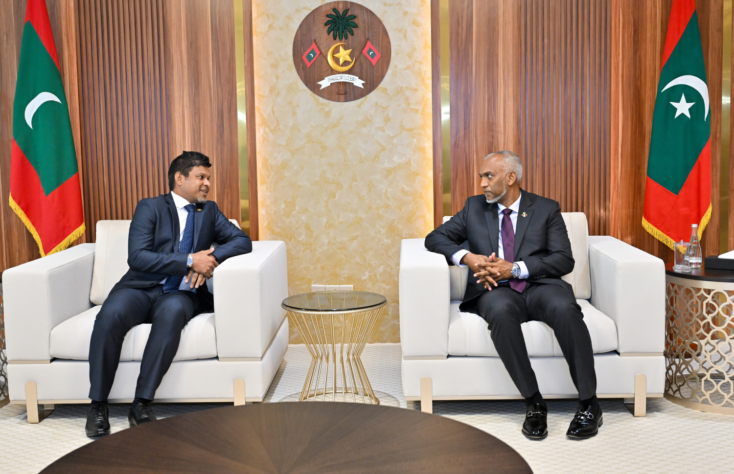 ރައީސް ޑރ. މުހައްމަދު މުއިއްޒު އިންޑިއާއަށް ފުރާވަޑައިގަތުމުގެ ކުރިން ވެލާނާ އެއާޕޯޓުގައި ނައިބު ރައީސް ހުސެއިން މުހައްމަދު ލަތީފްއާ ބައްދަލުކުރައްވަނީ.-- ފޮޓޯ: ރައީސް އޮފީސް