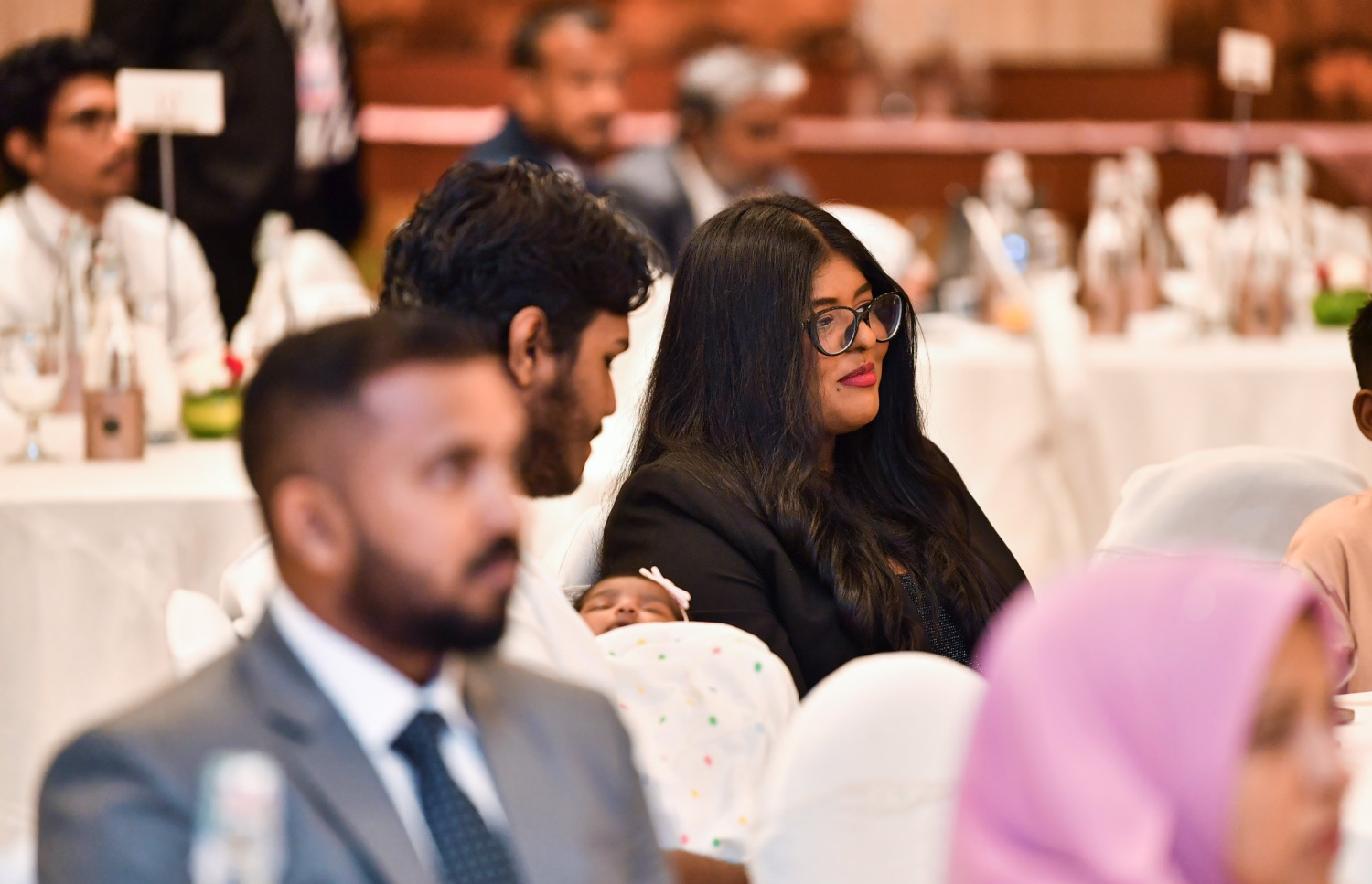 ދިއްލީގައި ދިރިއުޅޭ ދިވެހިންނާ ރައީސް މުއިއްޒު ބައްދަލުކުރައްވަން މިރޭ ބޭއްވި ހަފުލާ އަށް ދިޔަ ބަޔަކު އިށީނދެގެން.---ފޮޓޯ: ރައީސް އޮފީސް