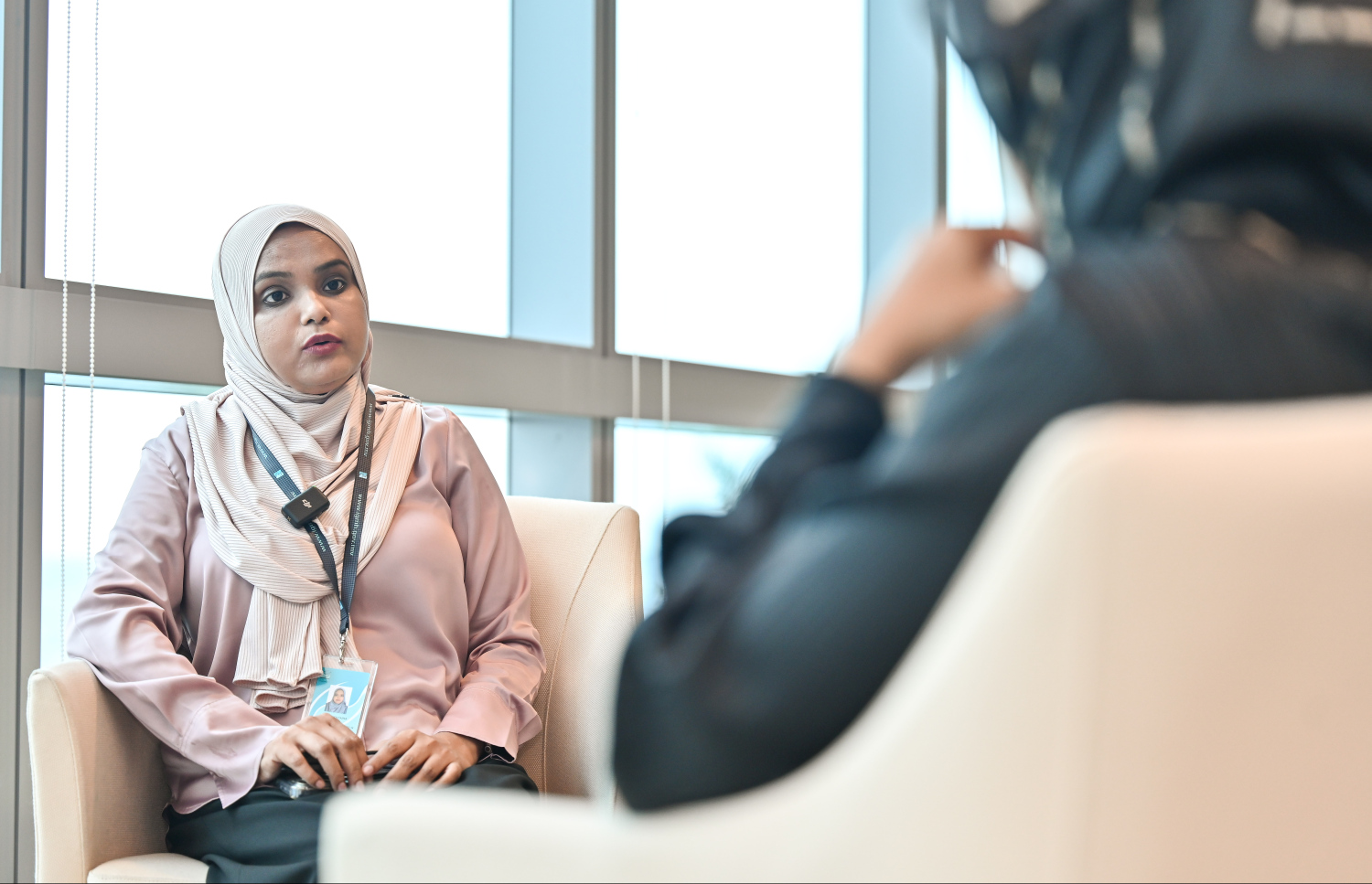 ޑރ. ފަޒްނާ، "މިހާރު" އަށް އިއްޔެ އިންޓަވިއު ދެއްވަނީ.- ފޮޓޯ: ފަޔާޒު މޫސާ/ މިހާރު