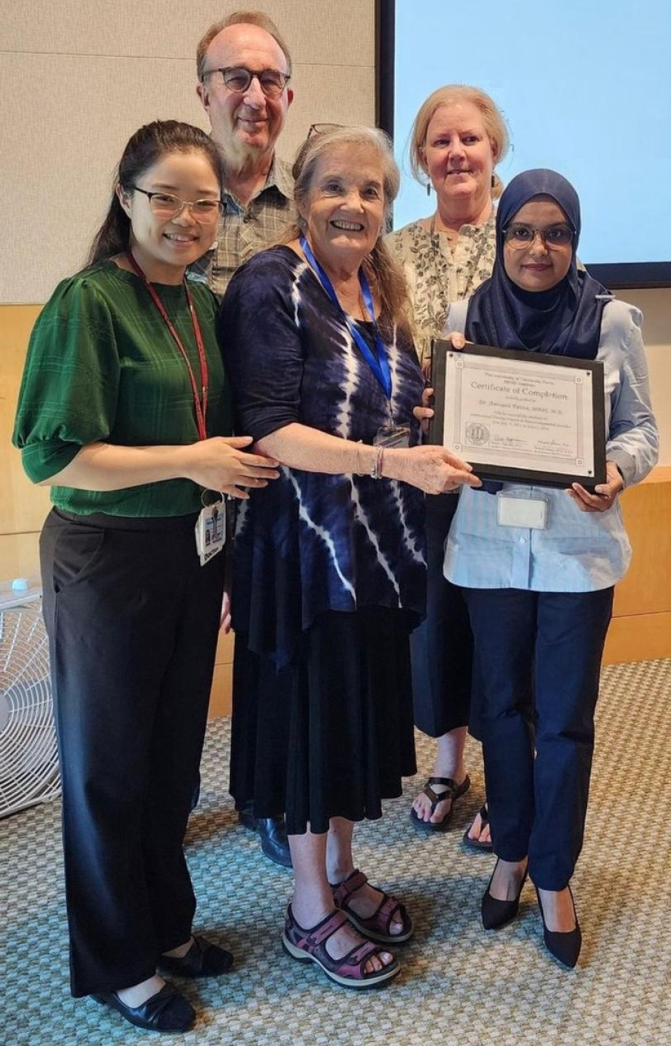 ކެލިފޯނިއާ ޔުނިވާސިޓީގައި ބޭއްވި ރަސްމިއްޔާތެއްގައި، އެ ޔުނިވާސިޓީގެ ނިއުރޯ ޑިވެލޮޕްމަންޓް ޑިސްއޯޑާގެ ފައިނަލް އިޔާ މެންޓާ ޕްރޮފެސާ ރަންޑި ޖެންސެން، ޑރ. ފަޒްނާއަށް ސެޓްފިކެޓު ހަވާލުކުރައްވަނީ.