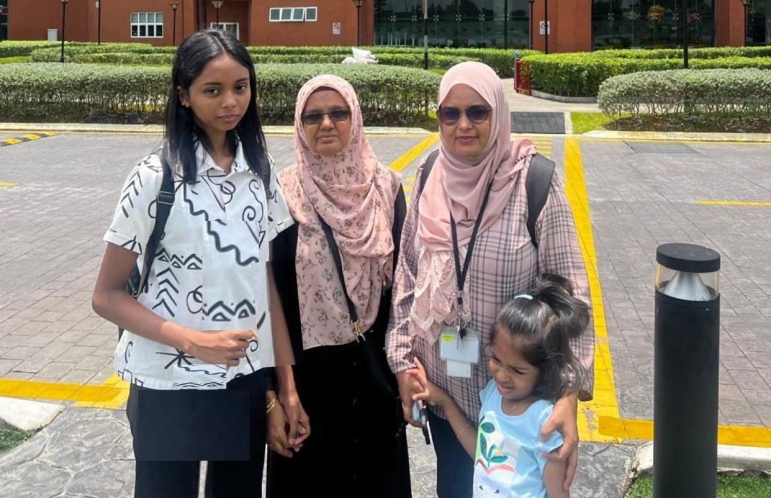 ޑރ. ފަޒްނާ، އޭނާގެ ދެ ކުދިންނާއި މަންމައާ އެކު މެލޭޝިޔާގައި.