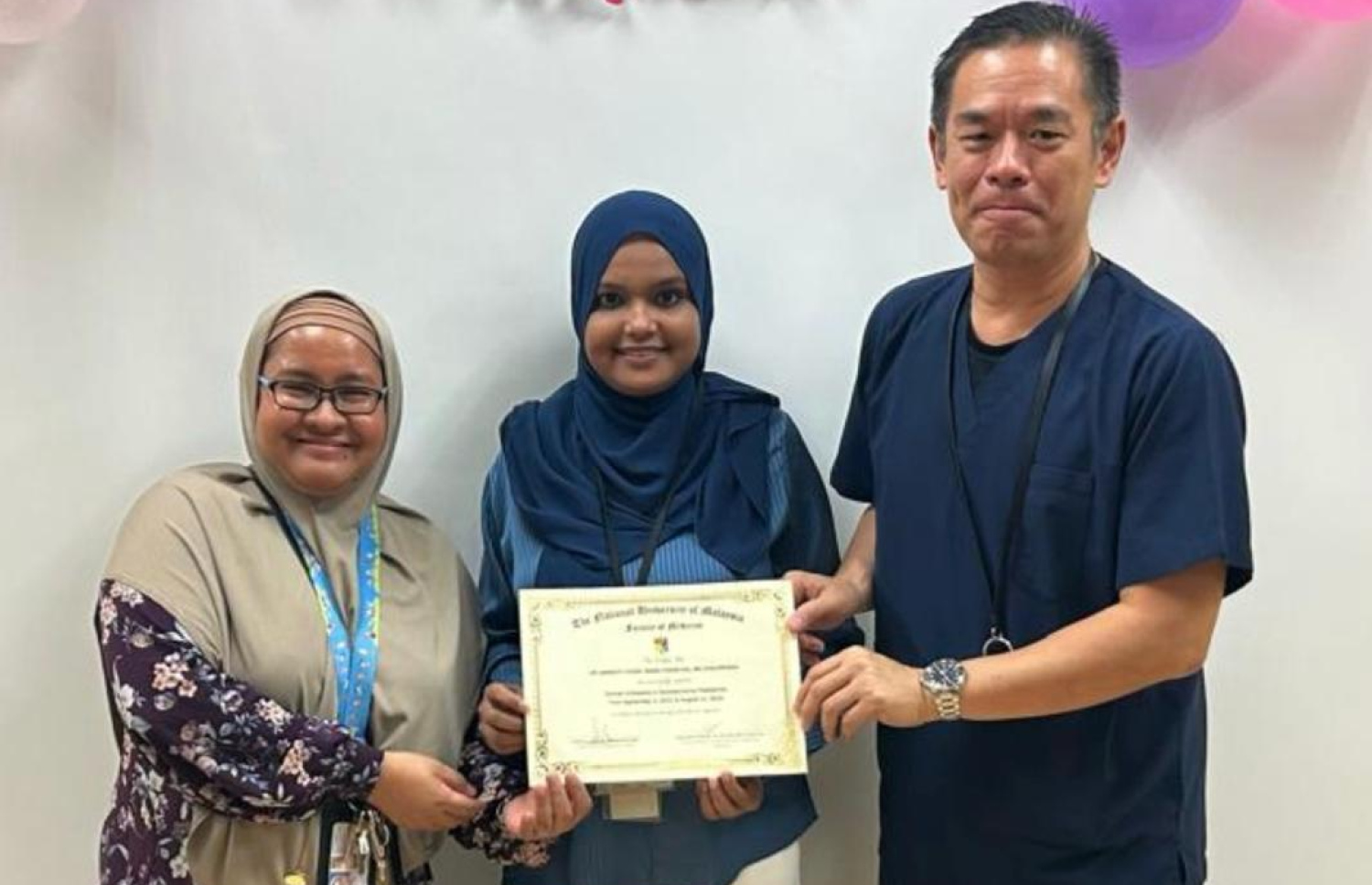 ސެޓްފިކެޓު ދިނުމަށް މެލޭޝިޔާ ޔުނިވާސިޓީގައި ބޭއްވި ރަސްމިއްޔާތުގައި ޑރ. ފަޒްނާ އަދި އެ ޔުނިވާސިޓީގެ އިސްވެރިން ބައިވެރިވެވަޑައިގަންނަވަނީ.