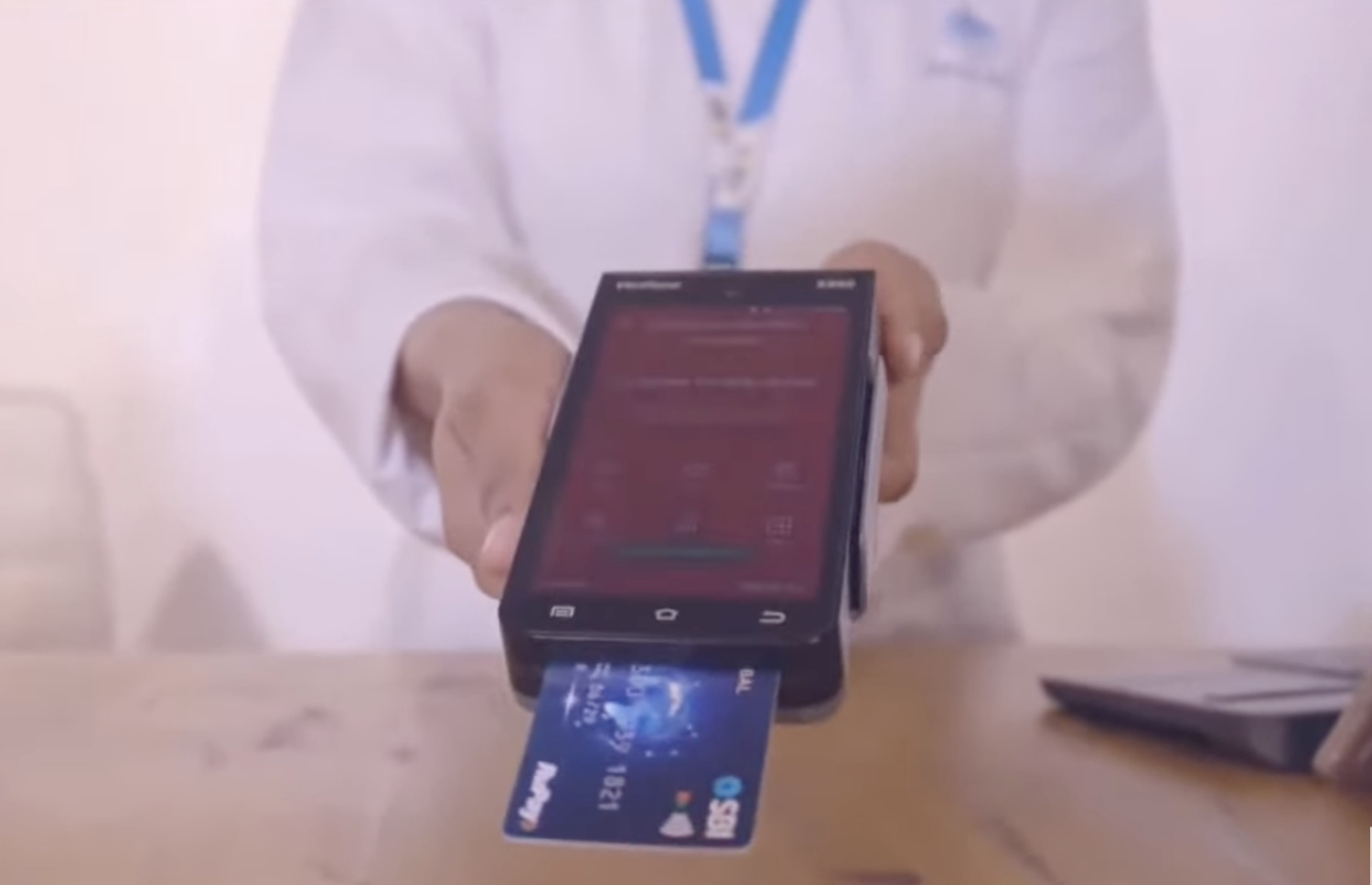 ރާއްޖޭގައި ރޫޕޭ ކާޑު މިހާރު ބޭނުންކުރެވޭނެ: މިއީ ފައިސާގެ މުއާމަލާތްތައް ކުރުމުގައި ދެ ގައުމުގެ ރައްޔިތުންނަށް ވެސް ލިބުނު ވަރަށް ބޮޑު ލުއި ފަސޭހަކަމެއް.