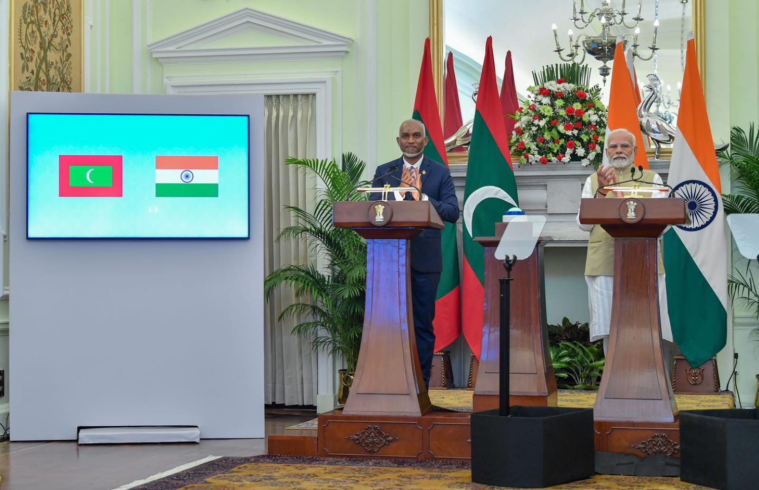 ރައީސް އިންޑިއާއަށް ކުރައްވަމުން ގެންދަވާ ރަސްމީ ދަތުރުފުޅުގައި ދެ ގައުމު ދެމެދު ބޭއްވުނު މަޝްވަރާ ބައްދަލުވުމަށްފަހު ރައީސް ޑރ. މުހައްމަދު މުއިއްޒު އާއި ބޮޑުވަޒީރު ނަރެންދުރަ މޯދީ ނޫސްވެރިންނާ ބައްދަލު ކުރައްވަނީ --- ފޮޓޯ/ރައީސް އޮފީސް