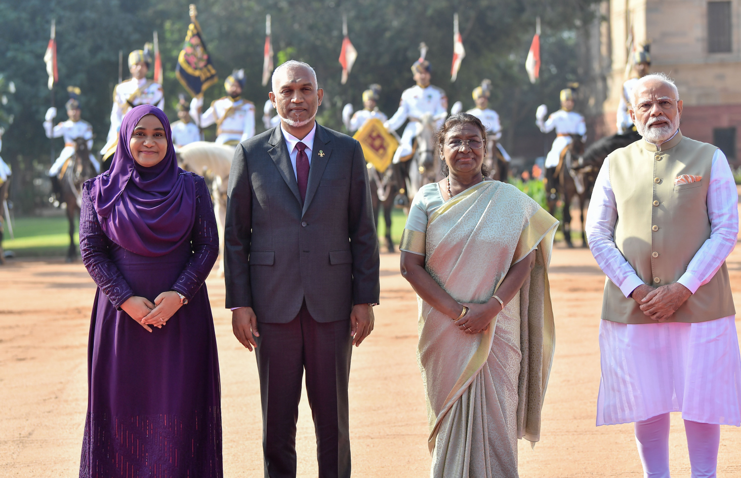 ރައީސް ޑރ. މުހައްމަދު މުއިއްޒަށް މަރުހަބާ ދެންނެވުމަށް ބޭއްވި ރަސްމިއްޔާތުގައި ބޮޑުވަޒީރު ނަރެންދުރަ މޯދީ އާއި އިންޑިއާގެ ރައީސް ދުރޫޕަދީ މުރުމޫ އާއި ރައީސް މުއިއްޒުގެ ދެކަނބަލުން ފޮޓޯއަކަށް ހުއްޓިވަޑައިގެން --- ފޮޓޯ/ރައީސް އޮފީސް