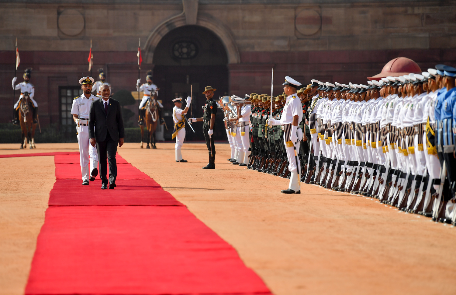 ރައީސް ޑރ. މުއިއްޒަށް ރަސްމީކޮށް މަރުހަބާ ދެންނެވުމަށް ބޭއްވި ރަސްމިއްޔާތުގައި ރައީސަށް ގާޑް އޮފް އޮނާއެއް އަރުވަނީ --- ފޮޓޯ/ރައީސް އޮފީސް