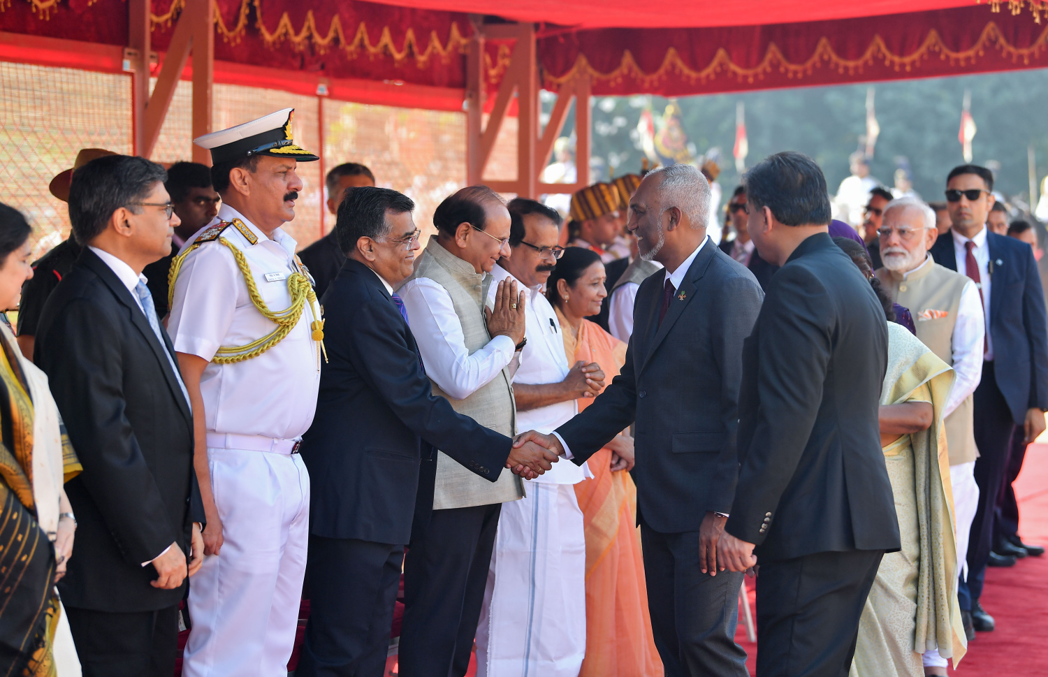 ރައީސް ޑރ. މުހައްމަދު މުއިއްޒަށް ރަސްމީކޮށް މަރުހަބާ ދެންނެވުމަށް ބޭއްވި ރަސްމިއްޔާތުގައި އިންޑިއާ ސަރުކާރުގެ ބައެއް އިސްބޭފުޅުންނާ ރައީސް މުއިއްޒު ސަލާން ކުރައްވަނީ --- ފޮޓޯ/ރައީސް އޮފީސް