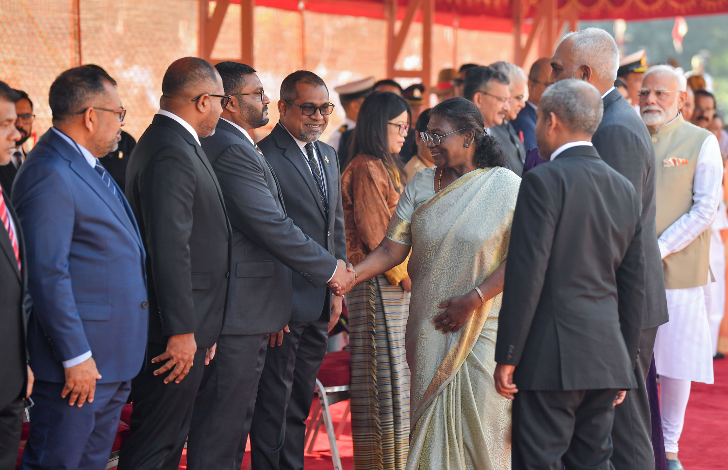 ރައީސް ޑރ. މުހައްމަދު މުއިއްޒަށް ރަސްމީކޮށް މަރުހަބާ ދެންނެވުމަށް ބޭއްވި ރަސްމިއްޔާތަށްފަހު އިންޑިއާގެ ރައީސް ދުރޫޕަދީ މުރުމޫ ދިވެހި ސަރުކާރުގެ ބައެއް މިނިސްޓަރުންނާ ސަލާން ކުރައްވަނީ --- ފޮޓޯ/ރައީސް އޮފީސް