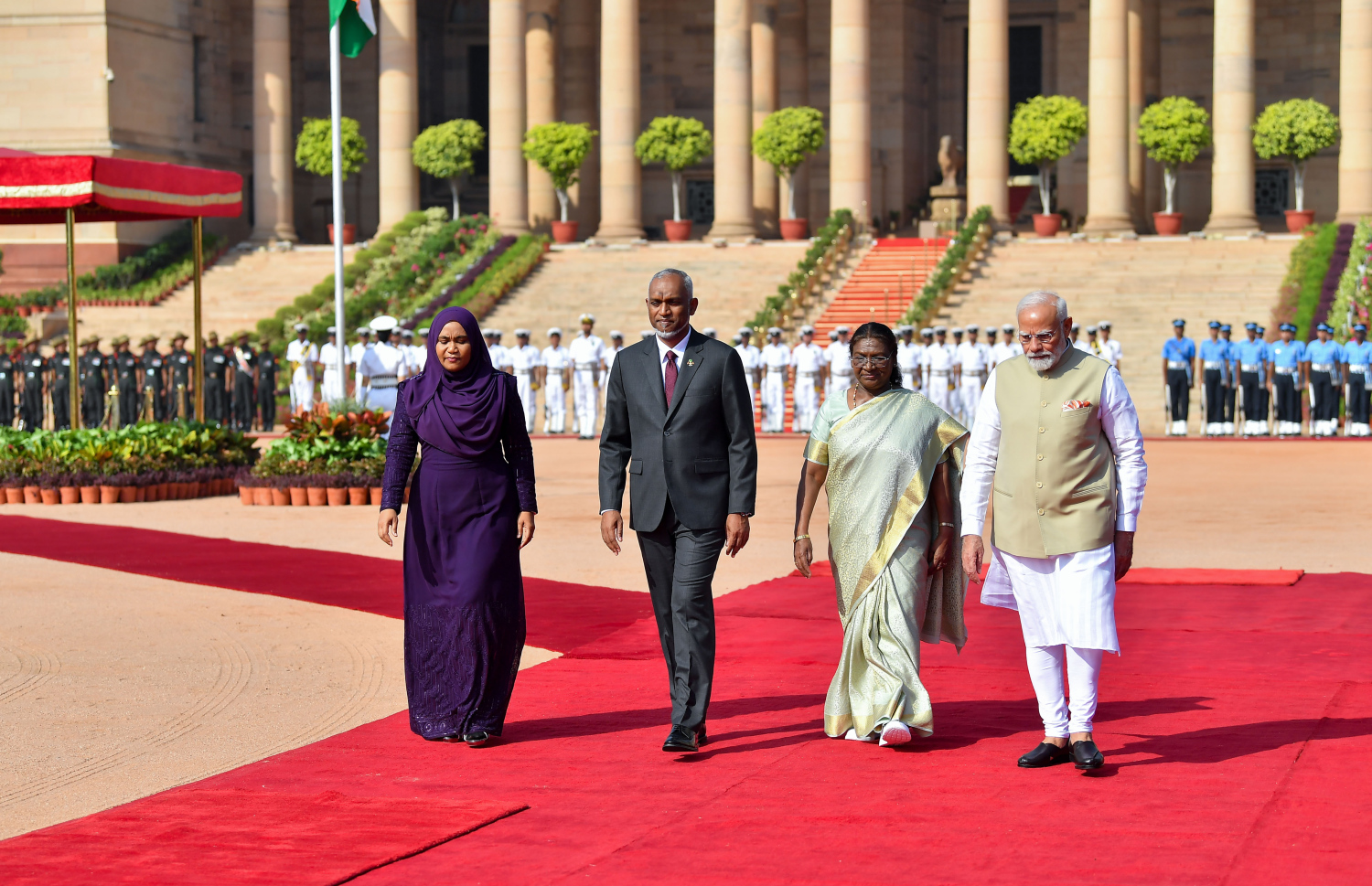 އިންޑިއާ ސަރުކާރުން ރައީސް ޑރ. މުހައްމަދު މުއިއްޒަށް ރަސްމީކޮށް މަރުހަބާ ދެންނެވުމަށް ބޭއްވި ރަސްމިއްޔާތުގައި ބޮޑުވަޒީރު ނަރެންދުރަ މޯދީ އާއި އިންޑިއާގެ ރައީސް ދުރޫޕަދީ މުރުމޫ އާއި ރައީސް މުއިއްޒު އަދި ފަސްޓް ލޭޑީ ސާޖިދާ މުހައްމަދު ބައިވެރިވެ ވަޑައިގަންނަވަނީ --- ފޮޓޯ/ރައީސް އޮފީސް