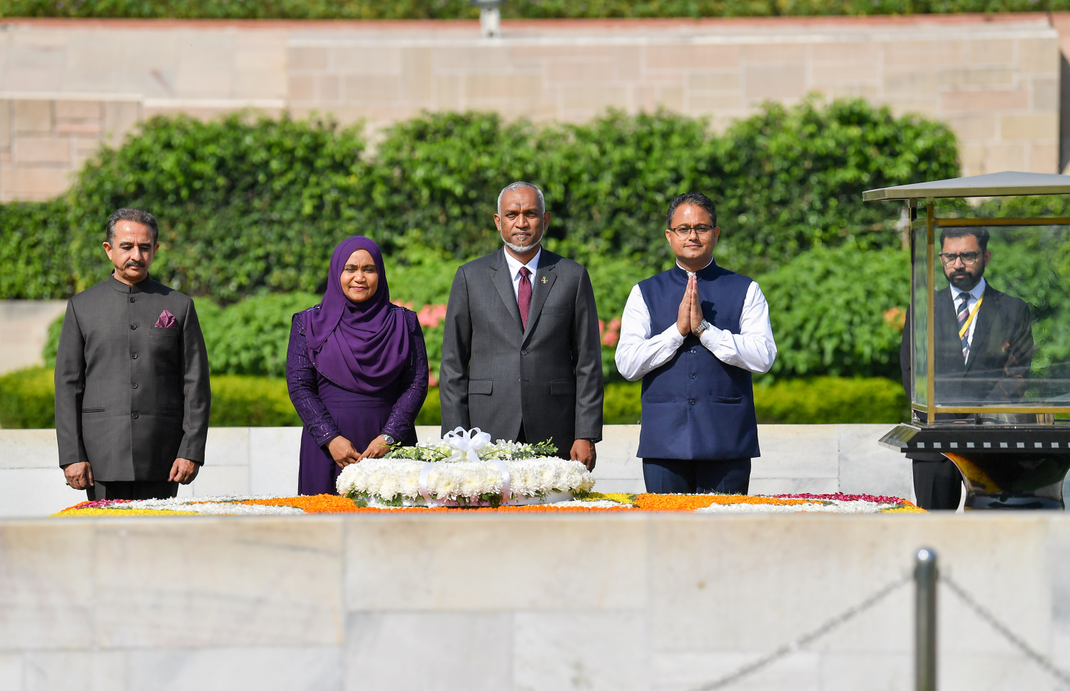 ރައީސް ޑރ. މުހައްމަދު މުއިއްޒު އިންޑިއާއަށް ކުރައްވަމުން ގެންދަވާ ރަސްމީ ދަތުރުފުޅުގައި މަހާތުމާ ގާންދީގެ މަގްބަރާއަށް ޒިޔާރަތް ކުރައްވަނީ --- ފޮޓޯ/ރައީސް އޮފީސް