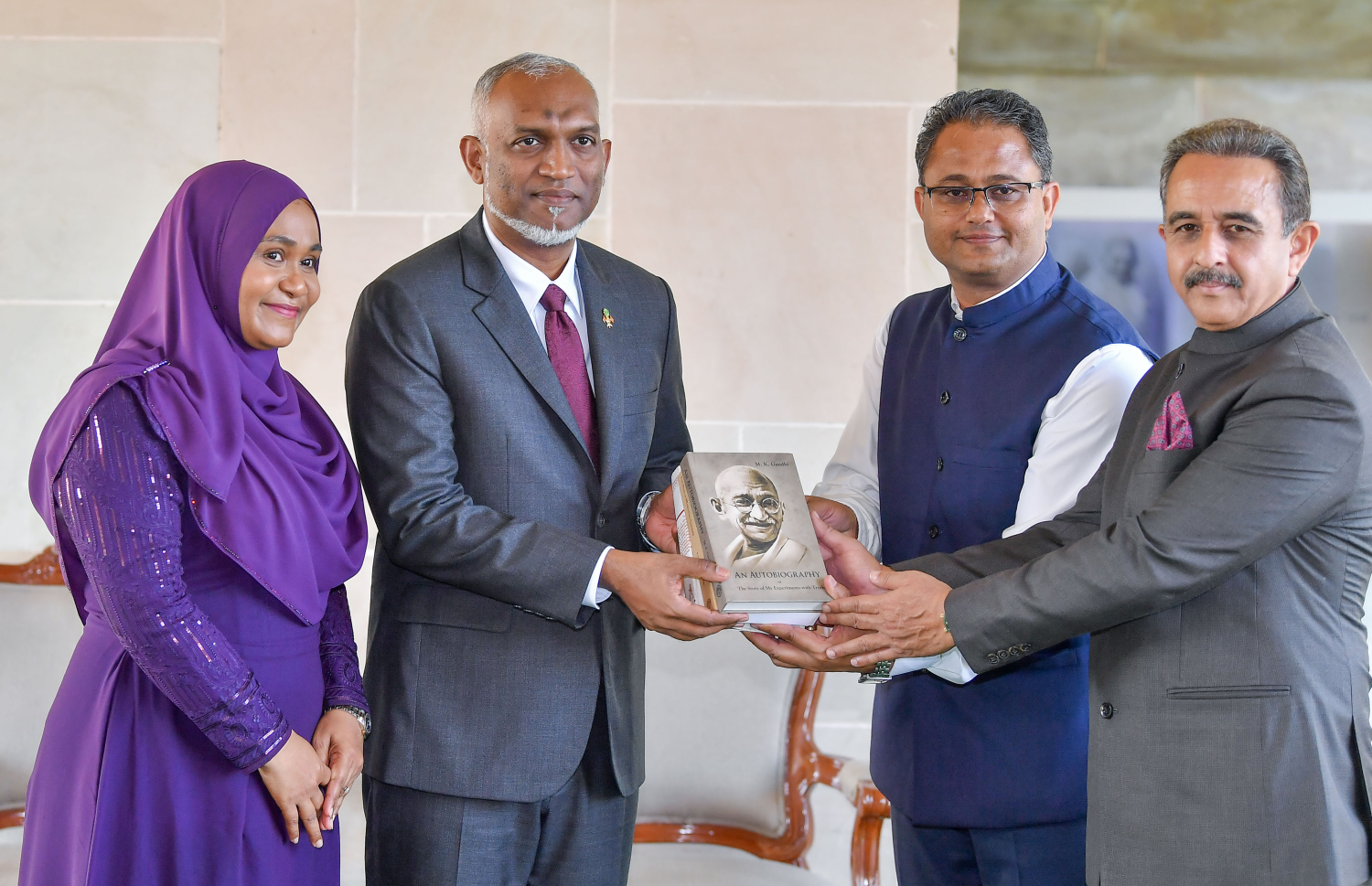 ރައީސް އިންޑިއާއަށް ކުރައްވަމުން ގެންދަވާ ދަތުރުފުޅުގައި މަހާތުމާ ގާންދީގެ މަގްބަރާއަށް ކުރެއްވި ޒިޔާރަތުގައި ރައީސް އަށް ހާއްސަ ފޮތެއް ހަދިޔާ ކުރައްވަނީ --- ފޮޓޯ/ރައީސް އޮފީސް