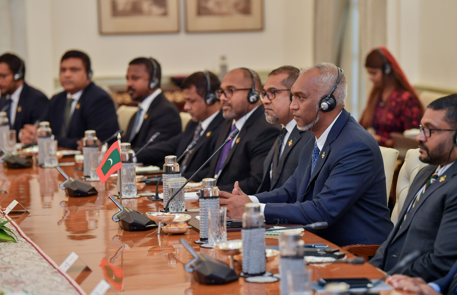 އިންޑިއާ އާއި ރާއްޖެއާ ދެމެދު ކުރެވުނު ރަސްމީ މަަޝްވަރާ ބައްދަލުވުމުގައި ރައީސް ޑރ. މުއިއްޒު އާއި ސަރުކާރުގެ އިސް ބޭފުޅުން ބައިވެރިވެ ވަޑައިގަންނަވަނީ --- ފޮޓޯ/ރައީސް އޮފީސް