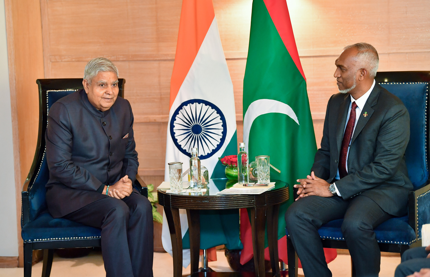 އިންޑިއާގެ ނައިބު ރައީސާއި ރައީސް ޑރ. މުއިއްޒު އަރިހަށް ކުރެއްވި އިހުތިރާމްގެ ޒިޔާރަތުގައި ދެ ބޭފުޅުން މަޝްވަރާ ކުރައްވަނީ --- ފޮޓޯ/ރައީސް އޮފީސް