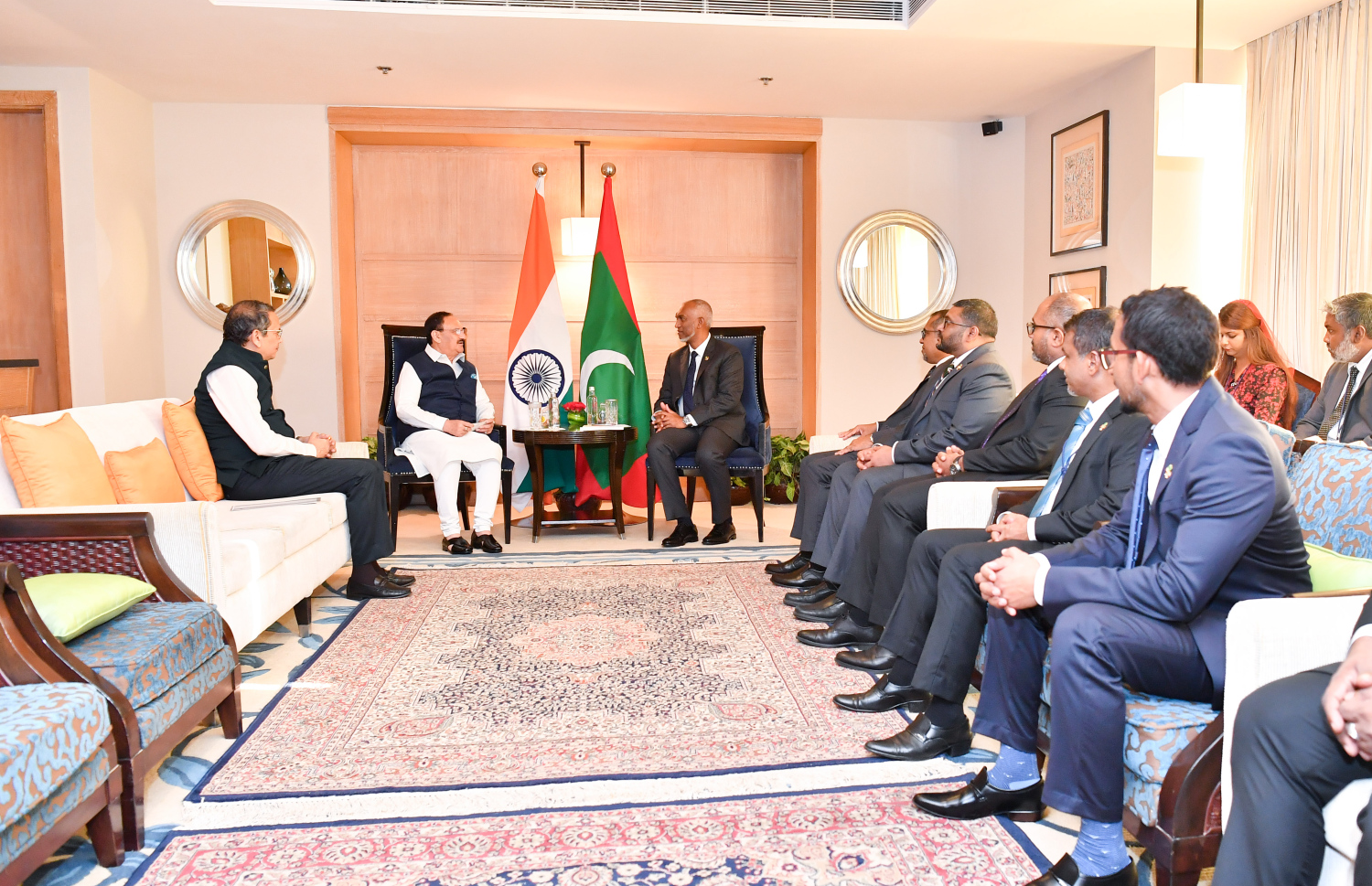 ރައީސް ޑރ. މުއިއްޒު އިންޑިއާގެ ވެރިކަންކުރާ ބީ.ޖޭ.ޕީ.ގެ އިސް ބޭފުޅަކާ ބައްދަލު ކުރައްވަނީ --- ފޮޓޯ/ރައީސް އޮފީސް