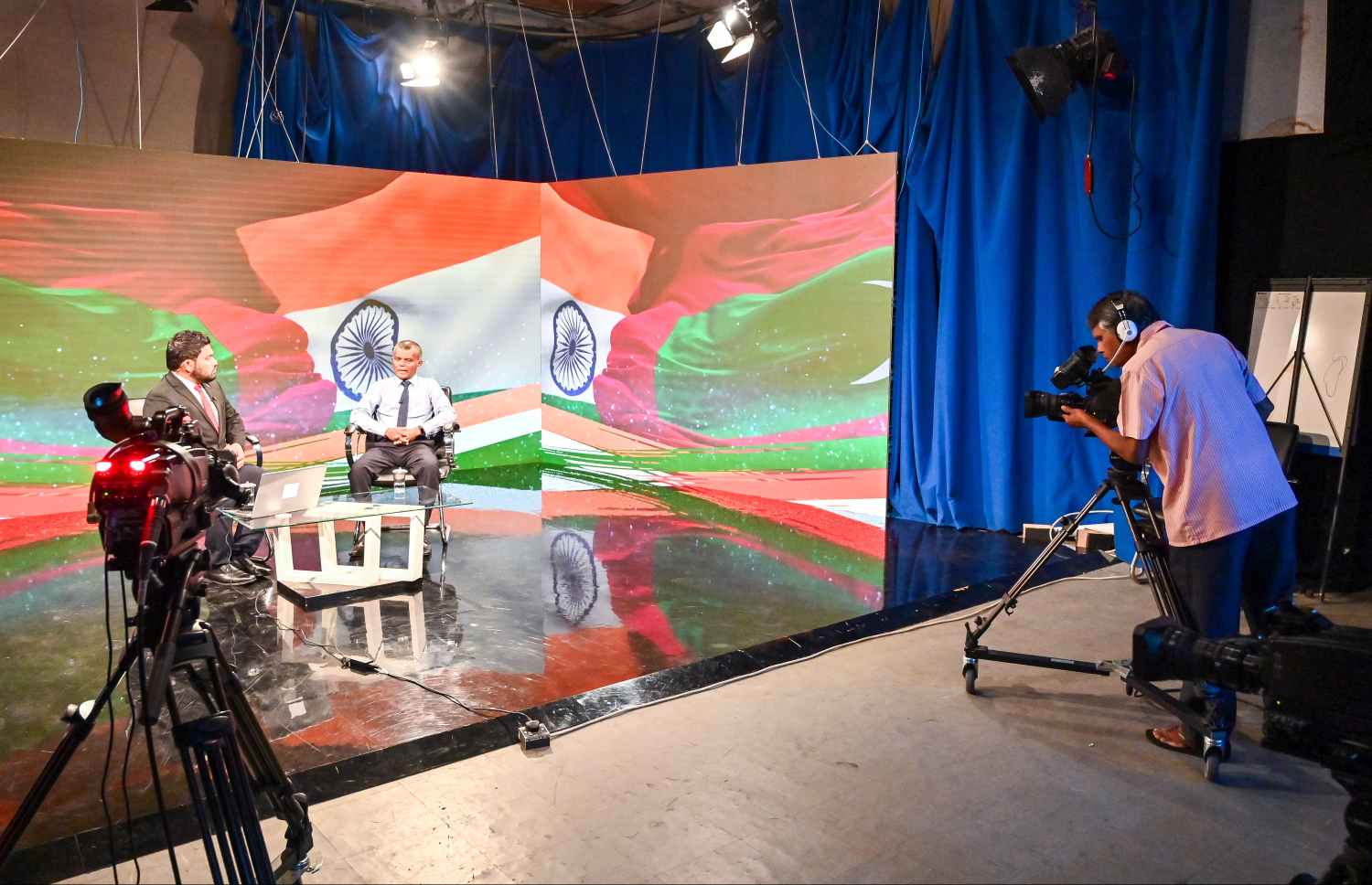 ތުއްޓޭ ޓީވީއެމްގެ ލައިވް ސްޓޫޑިއޯއެއްގައި ކެމެރާ އޮޕަރޭޓްކުރަނީ. -- ފޮޓޯ: ފަޔާޒު މޫސާ | މިހާރު