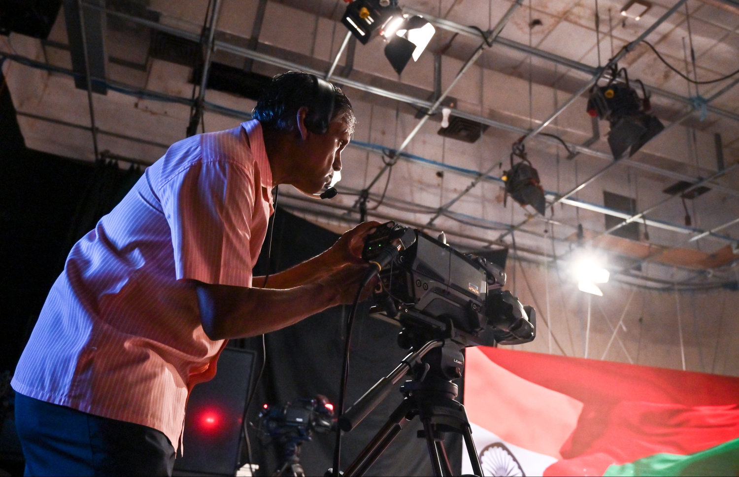 ތުއްޓޭ ޓީވީއެމްގެ ލައިވް ސްޓޫޑިއޯއެއްގައި ކެމެރާ އޮޕަރޭޓްކުރަނީ.-- ފޮޓޯ: ފަޔާޒު މޫސާ | މިހާރު