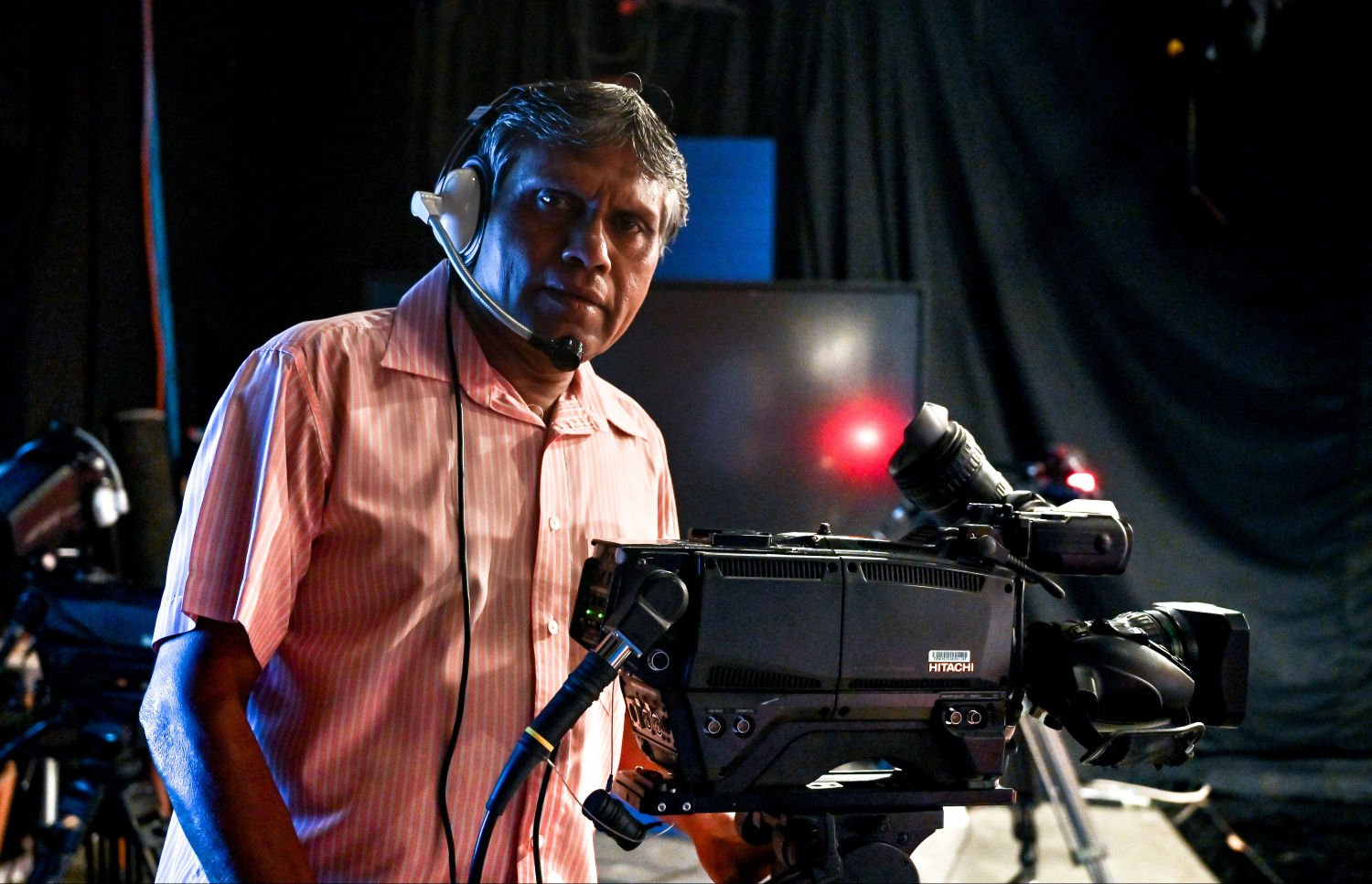 ތުއްޓޭ މީގެ އަހަރުތަކެއް ކުރިން ރަސްމީ ހަފުލާއެއް ކަވަރުކުރަނީ: އޭނާ ބުނީ އެންމެ ބިޒީކޮށް އުޅުނު ދުވަހަކީ ސުނާމީ އަރައިގެން ރައީސް މައުމޫނު އަބްދުލް ގައްޔޫމާ އެކު މުޅި ދުވަހު އުޅެން ޖެހުނު ދުވަސް ކަމަށް. -- ފޮޓޯ: ފަޔާޒު މޫސާ | މިހާރު