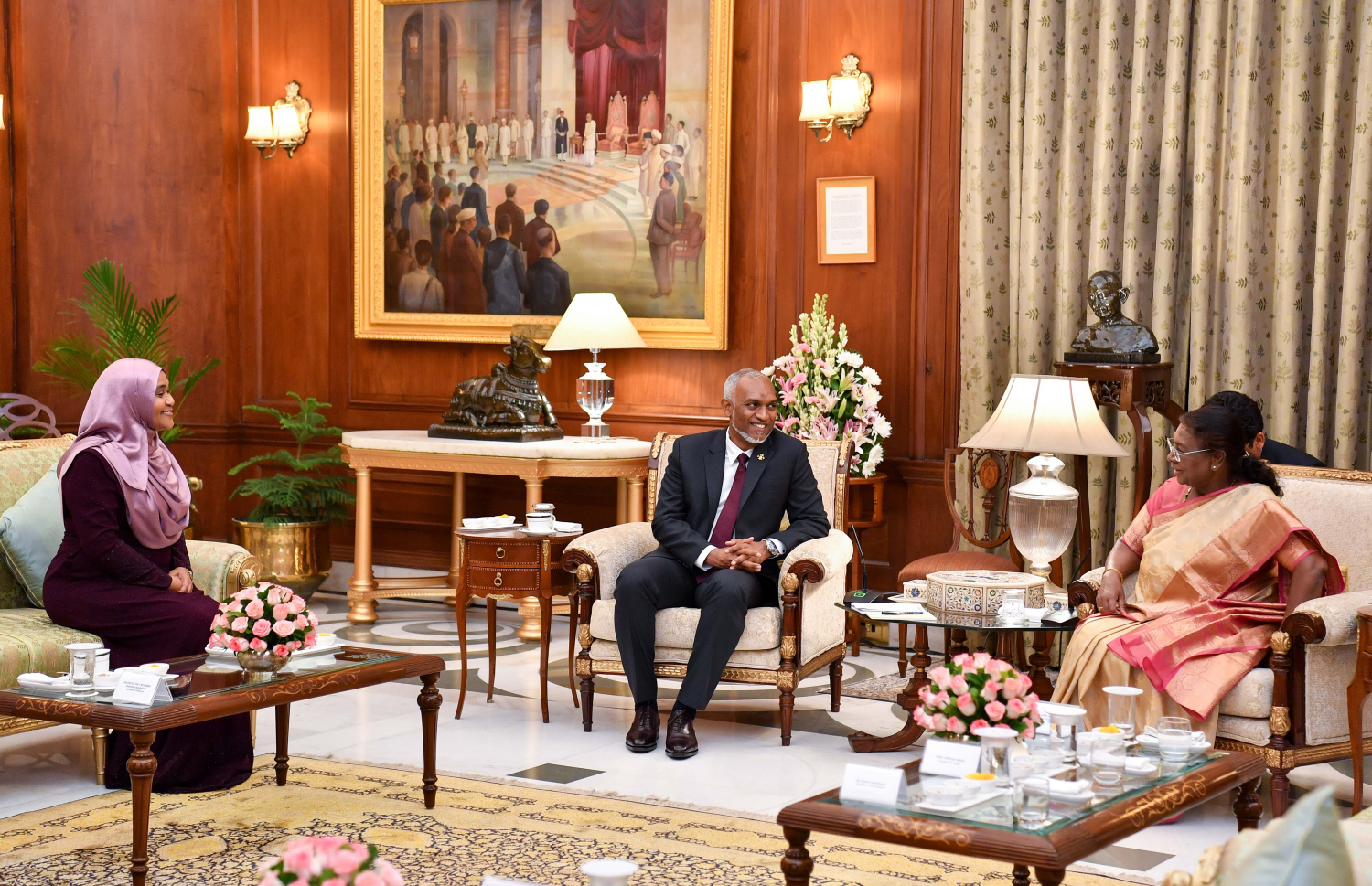 ރައީސް މުއިއްޒުގެ ދެކަނބަލުން އިންޑިއާގެ ރައީސާ ބައްދަލުކުރައްވަނީ.