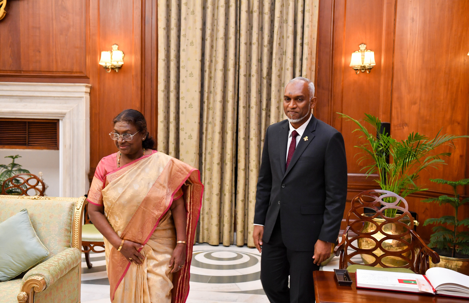 ރައީސް މުއިއްޒާއި އިންޑިއާގެ ރައީސް ރޭ ބައްދަލުކުރައްވަނީ.