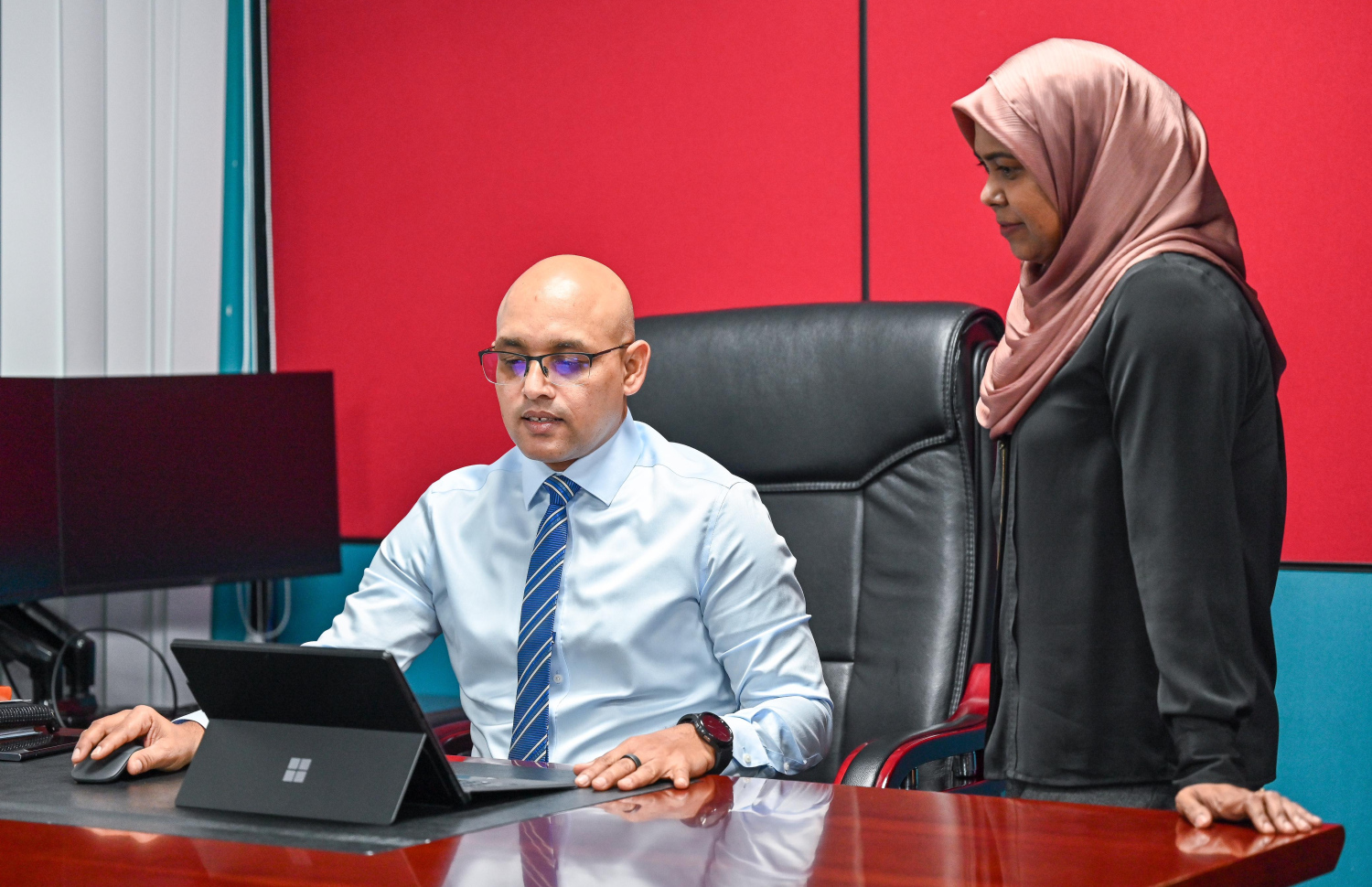 ކޮމިޝަނަ ޖެނެރަލް އޮފް ޓެކްސޭޝަން ހަސަން ޒަރީރު މީރާގެ ޑެޕިއުޓީ ކޮމިޝަނާ އޮފް ޓެކްސޭޝަން އަސްމާ ޝަރީފާ އެކު -- ފޮޓޯ: ފަޔާޒް މޫސާ / މިހާރު