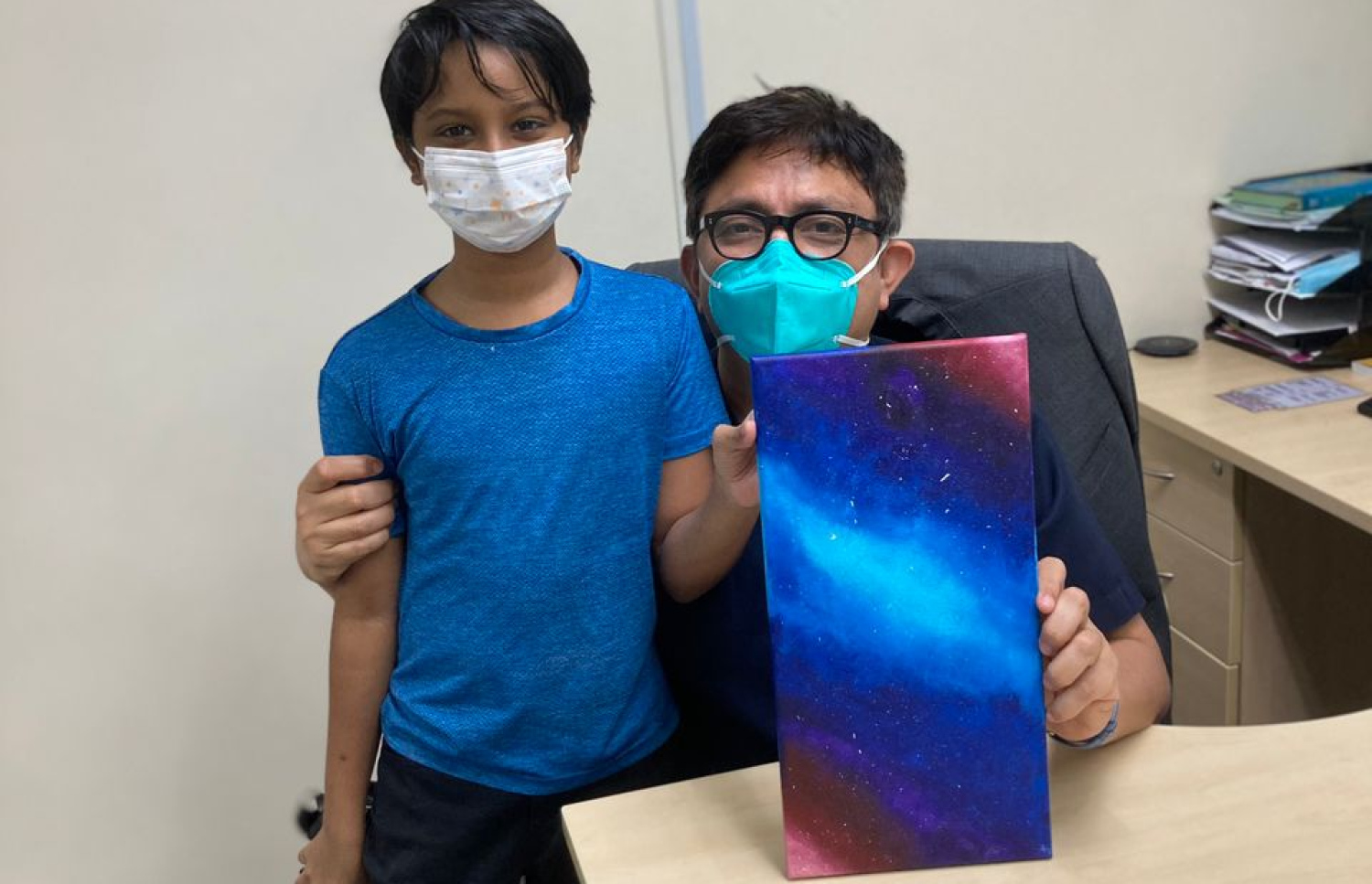 ޔަޝްއަލް ކުރަހާފައިވާ ކުރެހުމެއް މީހަކަށް ދެނީ.