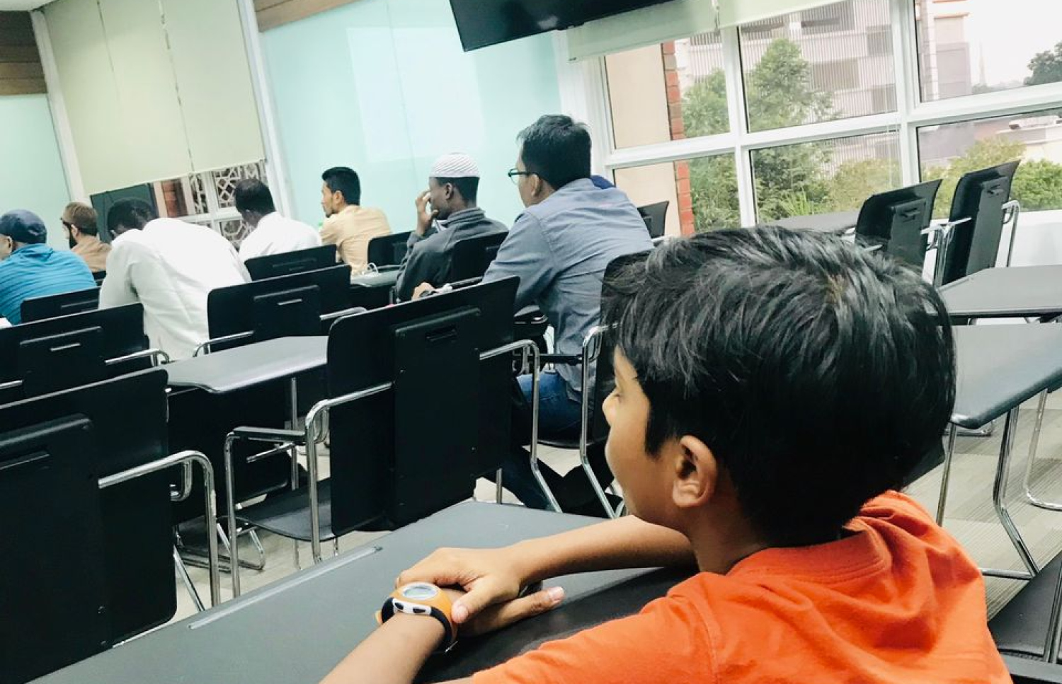 ޔަޝްއަލް، އޭނާގެ މަންމަގެ ކްލާހެއްގައި އިށީނދެގެން.