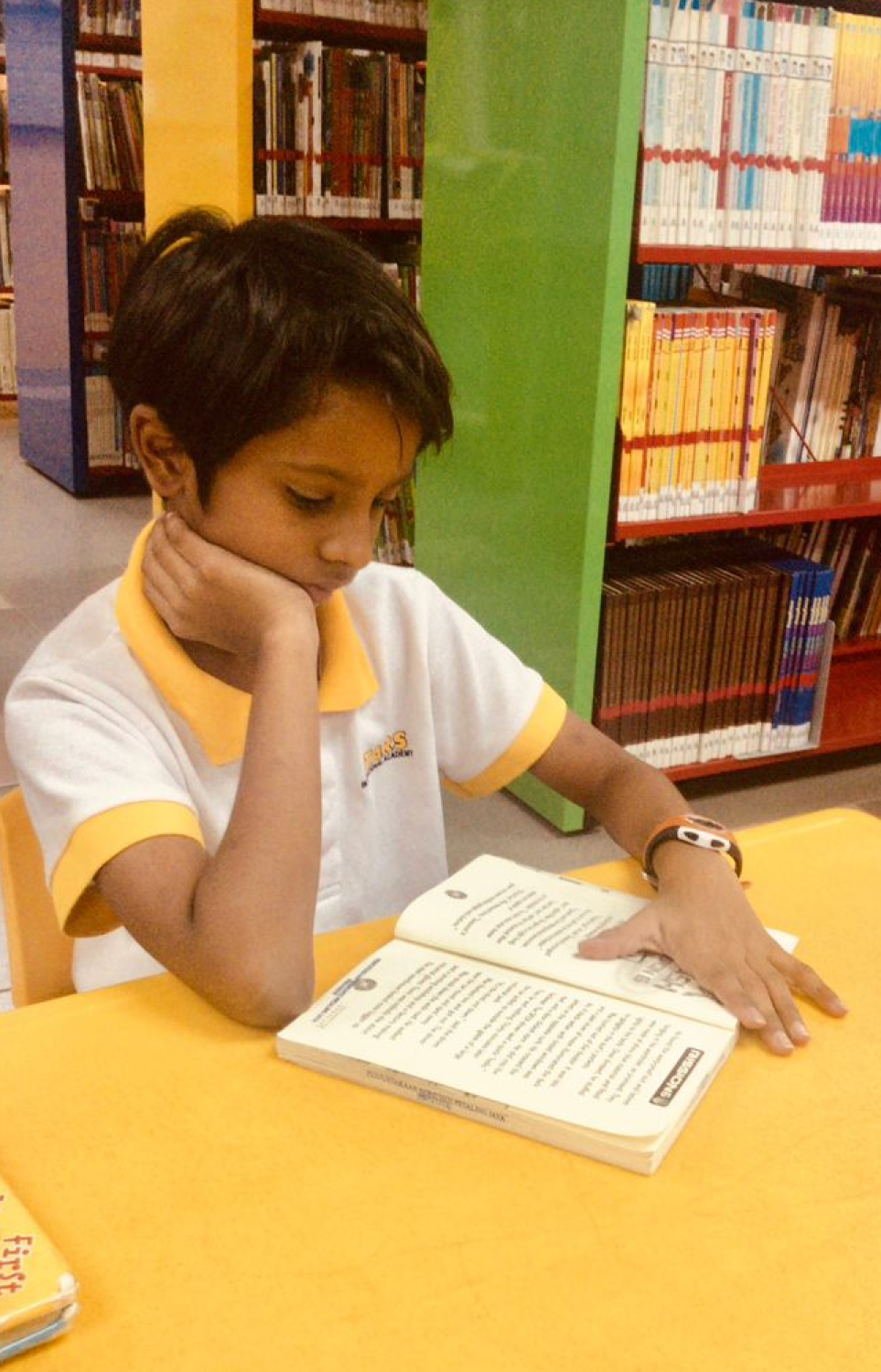 ޔަޝްއަލް ފޮތެއް ކިޔަނީ.