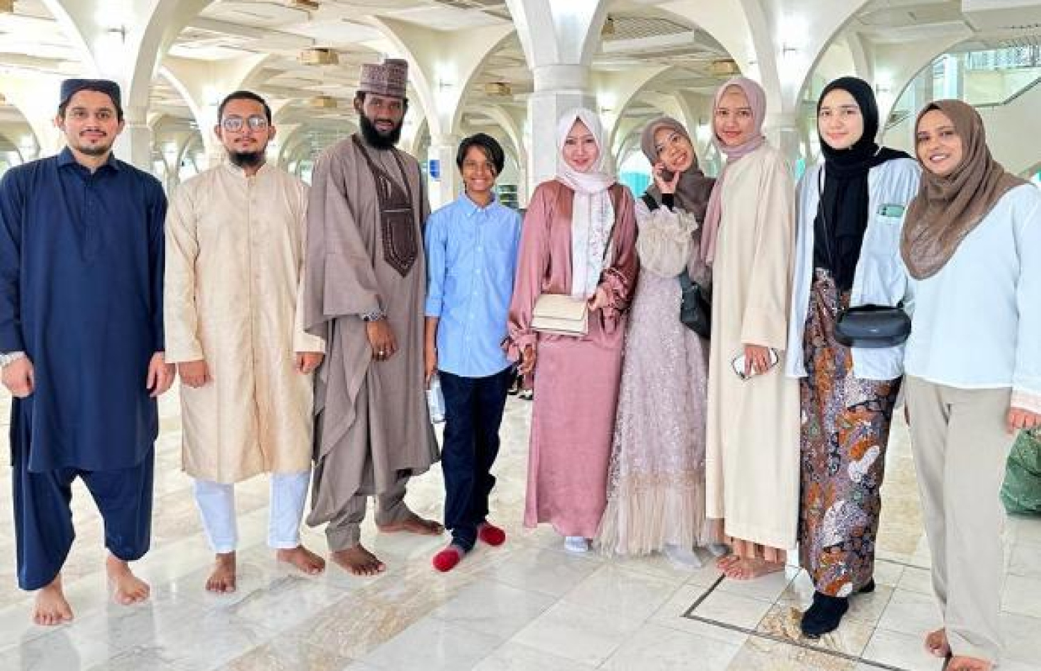 މަންމަގެ ކޯހުގައި ކިޔަވާ ބައެއް މީހުންނާ އެކު ޔަޝްއަލް ފޮޓޯއެއް ނަގަނީ.