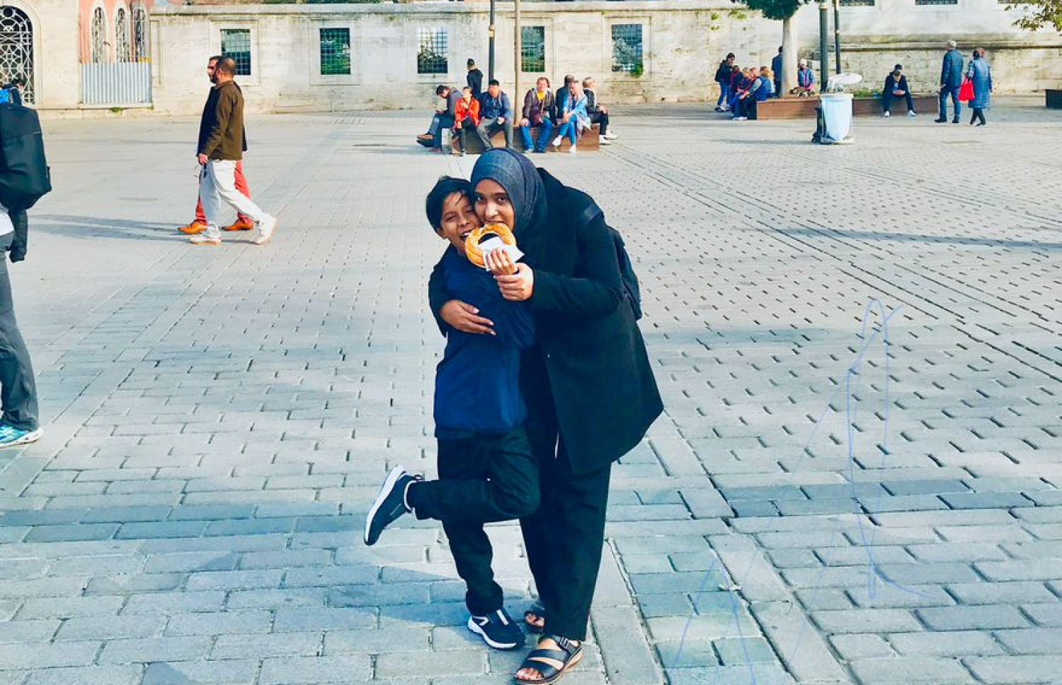 ޔަޝްއަލް އާއި އޭނާގެ މަންމަ