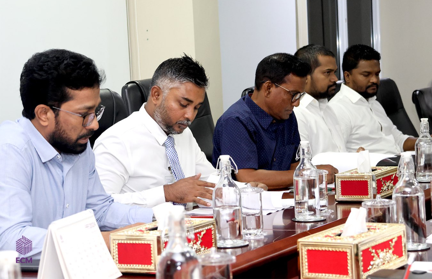 ސިޔާސީ ޕާޓީތަކުގެ ގާނޫނަށް ގެންނަ އިސްލާހާ ގުޅިގެން ސިޔާސީ ޕާޓީތަކާ މަޝްވަރާ ކުރުމަށް މިއަދު ބޭއްވި ބައްދަލުވުމުގެ ތެރެއިން -- ފޮޓޯ: އީސީ