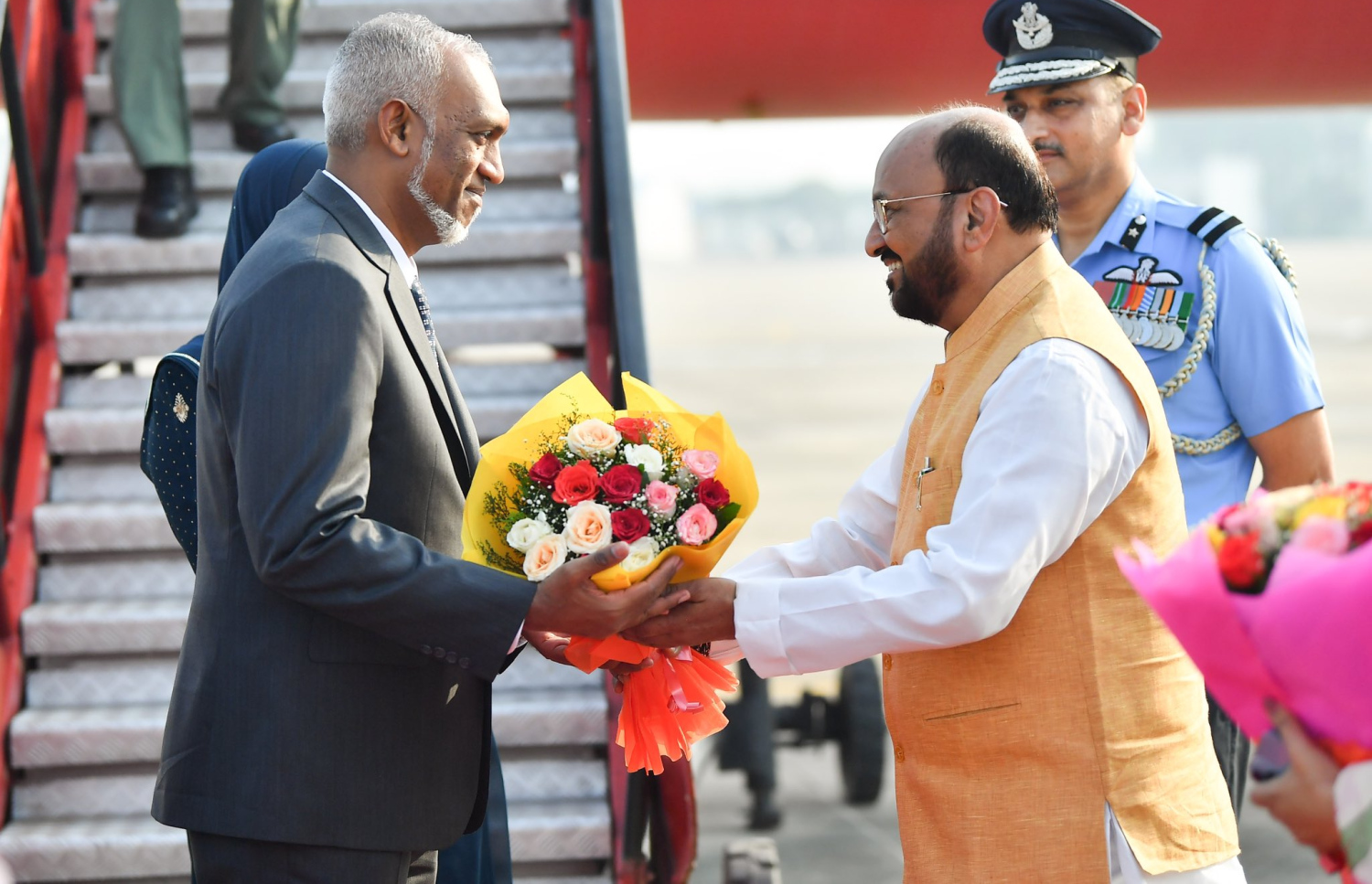 ރައީސް ޑރ. މުހައްމަދު މުއިއްޒު ތާޖް މަހަލް ބައްލަވާލެއްވުމަށް އިންޑިއާގެ އާގަރާއަށް ވަޑައިގަތުމުން އެ ސިޓީގެ އިސްބޭފުޅަކު ރައީސަށް މަރުހަބާ ވިދާޅުވަނީ.-- ފޮޓޯ: ރައީސް އޮފީސް