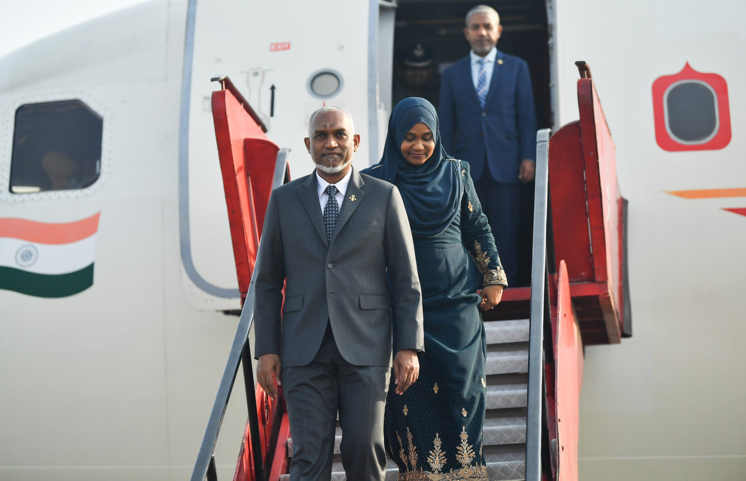 ރައީސް ޑރ. މުހައްމަދު މުއިއްޒުގެ ދެކަނބަލުން އިންޑިއާގެ އާގަރާއަށް ވަޑައިގެން ފްލައިޓުން ފައިބައިވަޑައިގަންނަވަނީ --- ފޮޓޯ/ރައީސް އޮފީސް