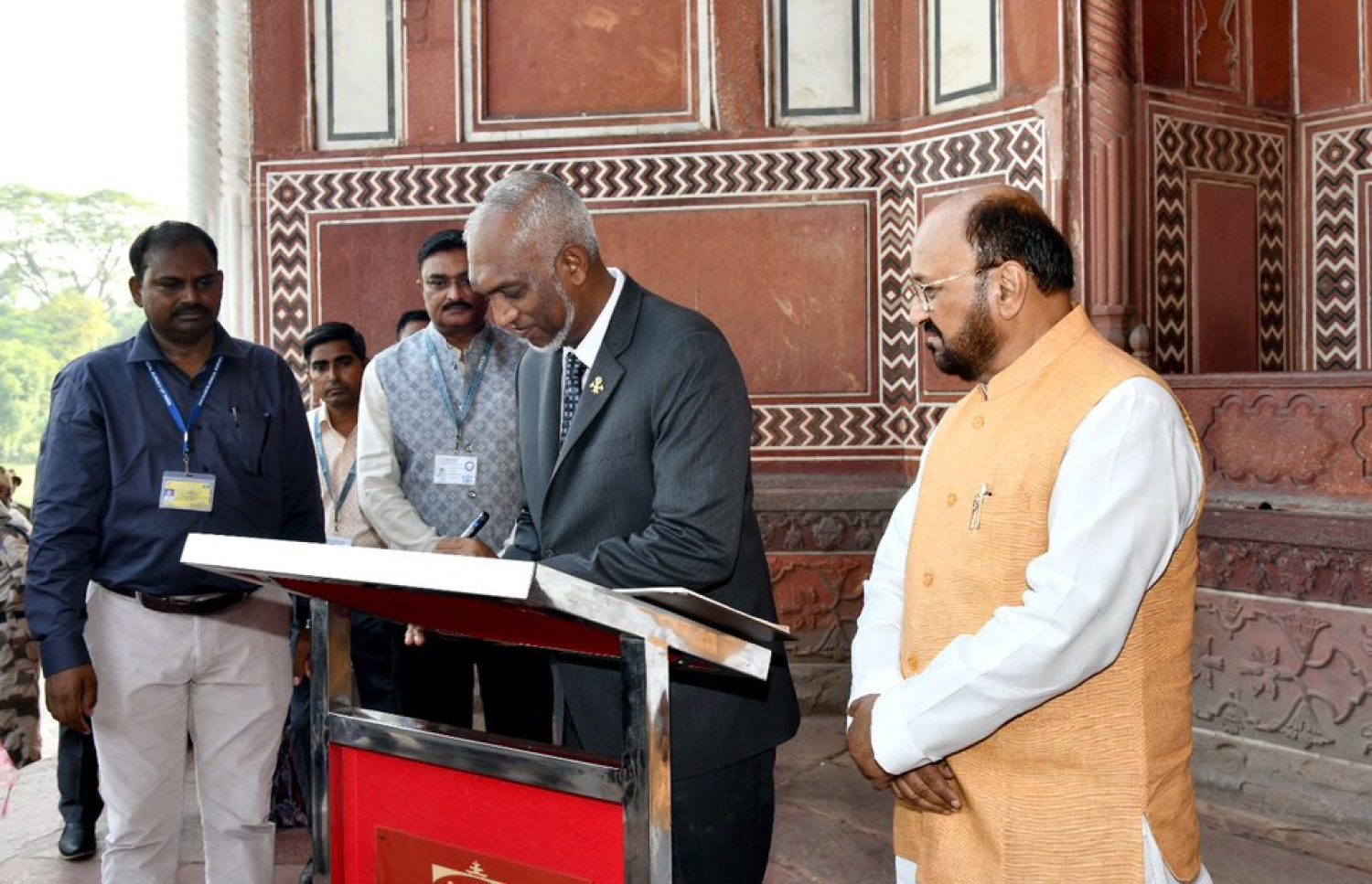 ރައީސް ޑރ. މުހައްމަދު މުއިއްޒު ތާޖް މަހަލްގެ މެހުމާނުންގެ ސޮއިކުރައްވާ ފޮތުގައި ސޮއި ކުރައްވަނީ --- ފޮޓޯ: އިންޑިއާގެ އެކްސްޓާނަލް އެފެއާޒް މިނިސްޓްރީ