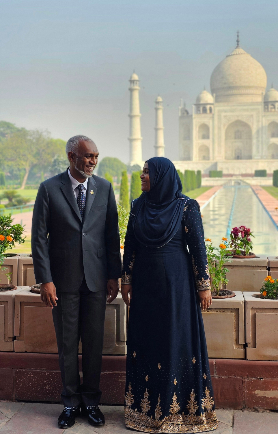 ރައީސް ޑރ. މުހައްމަދު މުއިއްޒު އާއި އެމަނިކުފާނުގެ އަނބިކަނބަލުން ސާޖިދާ މުހައްމަދު ތާޖް މަހަލްގެ ކުރިމަތީގައި ފޮޓޯއެއް ނަންގަވަނީ.-- ފޮޓޯ: ލުޖެއިން / ޓުވިޓާ