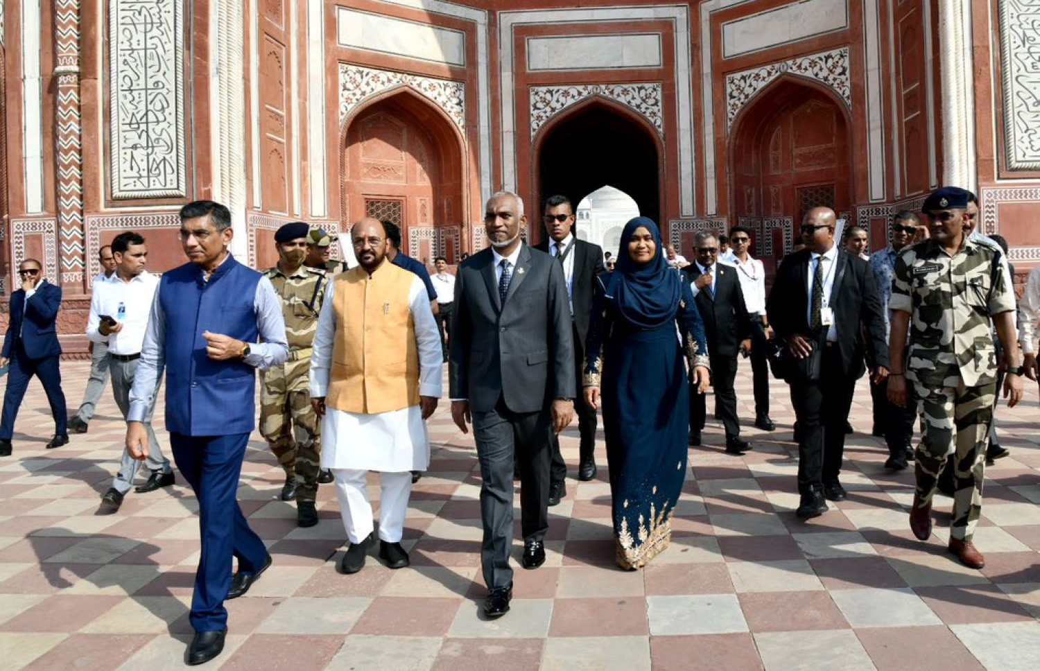 ރައީސް ޑރ. މުހައްމަދު މުއިއްޒު އާއި އެމަނިކުފާނުގެ އަނބިކަނބަލުން ސާޖިދާ މުހައްމަދު ތާޖް މަހަލް ބައްލަވާލެއްވުމަށް ވަޑައިގަންނަވަނީ --- ފޮޓޯ: އިންޑިއާގެ އެކްސްޓާނަލް އެފެއާޒް މިނިސްޓްރީ