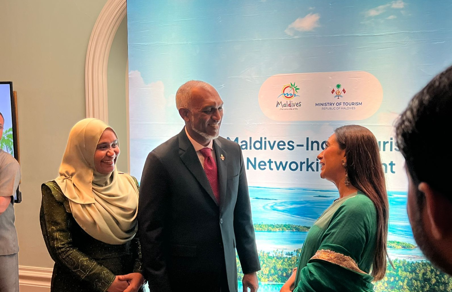 ރައީސް މުއިއްޒުގެ ދެކަނބަލުންނާ ކަރިޝްމާ ކަޕޫރު މިއަދު ވާހަކަ ދައްކަނަީ.---ފޮޓޯ: އަހުމަދު ހަމްދޫން