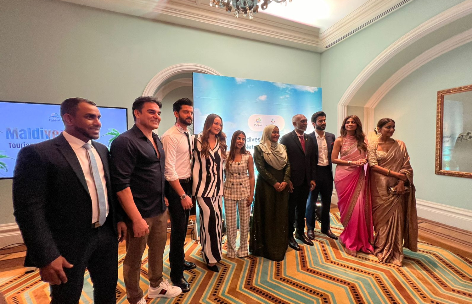 ރައީސްގެ ދެކަނބަލުންނާއި ޓޫރިޒަމް މިނިސްޓަރު ފައިސަލް ބޮލީވުޑްގެ ބައެއް ތަރިންނާ އެކު މިއަދު ފޮޓޯއެއް ނަންގަވަނީ.---ފޮޓޯ: އަހުމަދު ހަމްދޫން