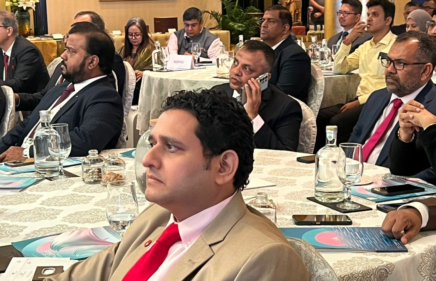 މުމްބާއީގައި ބޭއްވި ބިޒްނަސް ފޯރަމަށް ދިޔަ ބައެއް މީހުން.