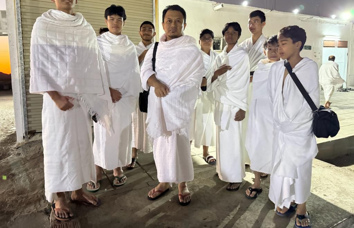 އުމްރާގެ އަޅުކަން އަދާކުރުމަށް ޔަޝްއަލް އާއި އޭނާގެ ޓީޗަރުންނާއި އެކުވެރިން މައްކާގައި.