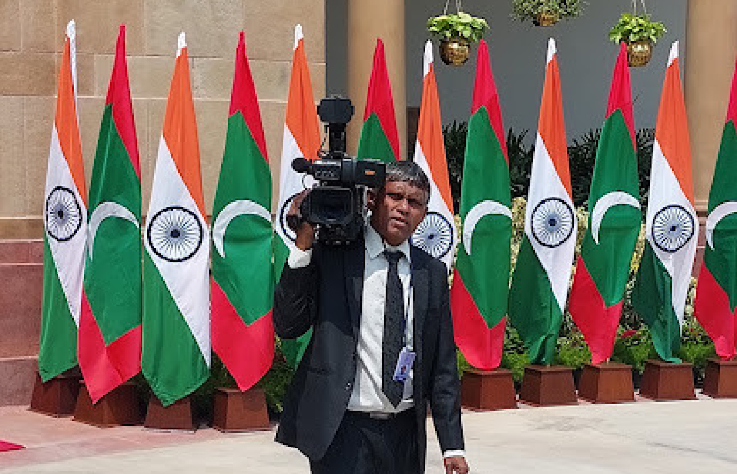 ރައީސާ އެކު އިންޑިއާ އަށް ކުރި ދަތުރެއްގައި ތުއްޓޭ ކެމެރާއާ އެކު: އޭނާ އަކީ ޓީވީއެމްގެ ތާރީޚުގައި ވެސް ފަސް ރައީސުންނާ އެކު އެއް ވަނަ ކެމެރާމަންގެ ޒިންމާ އަދާކުރި ފުރަތަމަ ކެމެރާމަން.