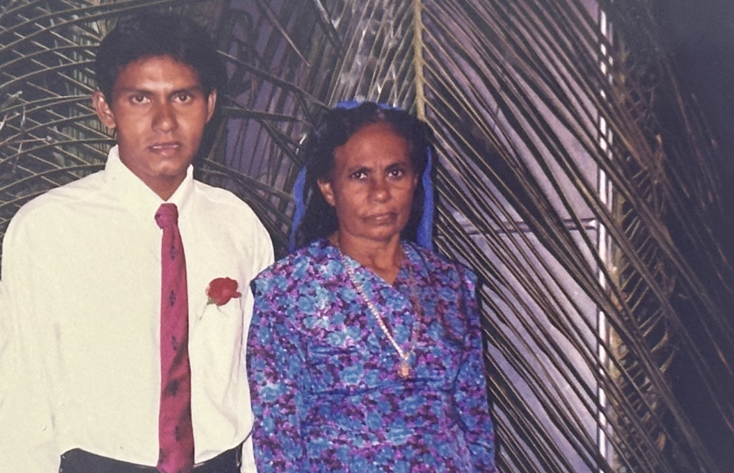 ތުއްޓޭގެ ވެޑިން ޕާޓީ ބޭއްވި ދުވަހު މަންމައާ އެކު ނަގާފައިވާ ފޮޓޯއެއް: ތުއްޓޭ ބުނީ އެންމެ އުފާވަނީ މަންމަ ދިން ނަސޭހަތް ގަބޫލުކޮށް ޓީވީއެމްގެ ވަޒީފާގައި ދެމިހުރެވުނީމަ ކަމަށް.