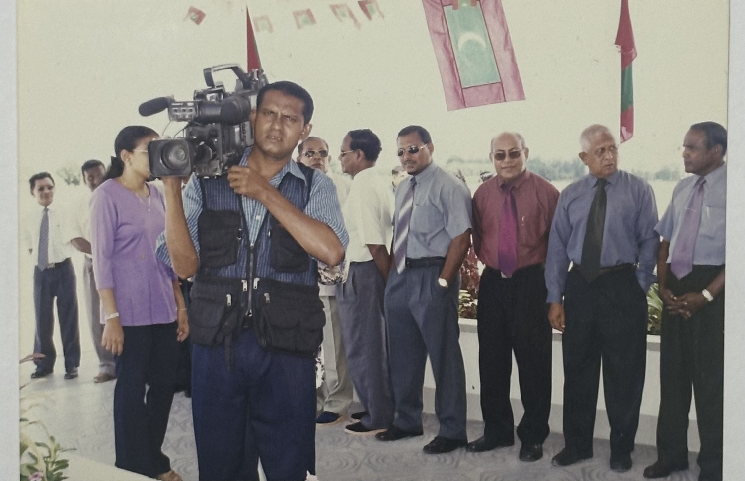 ތުއްޓޭ މީގެ އަހަރުތަކެއް ކުރިން ރަސްމީ ހަފުލާއެއް ކަވަރުކުރަނީ: އޭނާ ބުނީ އެންމެ ބިޒީކޮށް އުޅުނު ދުވަހަކީ ސުނާމީ އަރައިގެން ރައީސް މައުމޫނު އަބްދުލް ގައްޔޫމާ އެކު މުޅި ދުވަހު އުޅެން ޖެހުނު ދުވަސް ކަމަށް.