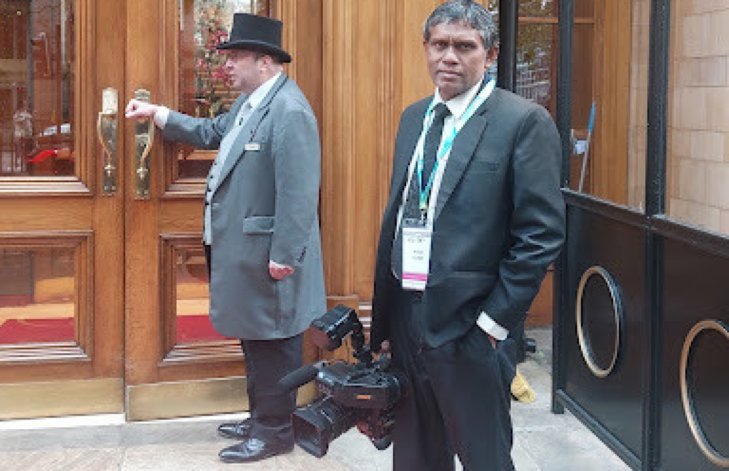 ތުއްޓޭ ރާއްޖެ އިން ބޭރަށް ކުރި ދަތުރެއްގައި އޭނާގެ ކެމެރާއާ އެކު ފޮޓޯއަކަށް ހުއްޓިލައިގެން.