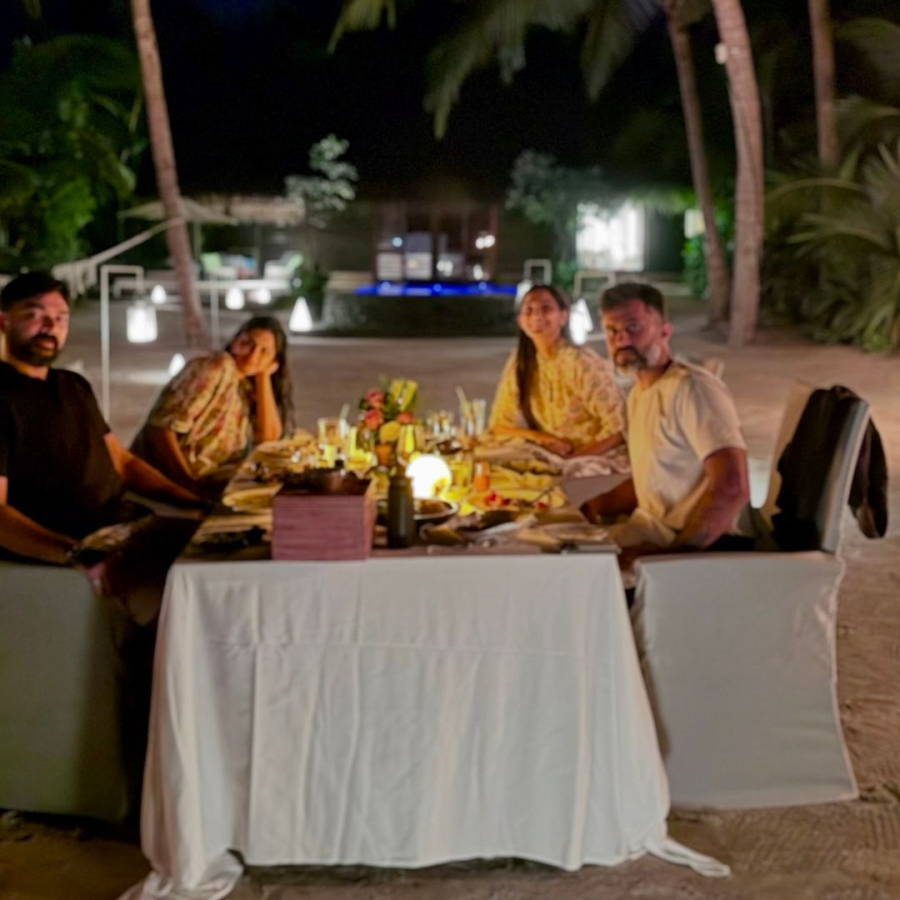 ސޯނަމް ކަޕޫރާއި އޭނާގެ ފިރިމީހާ އާނަންދު އަހޫޖާ އަދި ސޯނަމްގެ ކޮއްކޮ ރިއާ ކަޕޫރާއި އޭނާގެ ފިރިމީހާ ކަރަން ބޫލާނީ ރިސޯޓުގައި ބީޗް ޑިނާއެއްގައި.-- ފޮޓޯ: ސޯނަމްގެ އިންސްޓަގްރާމް