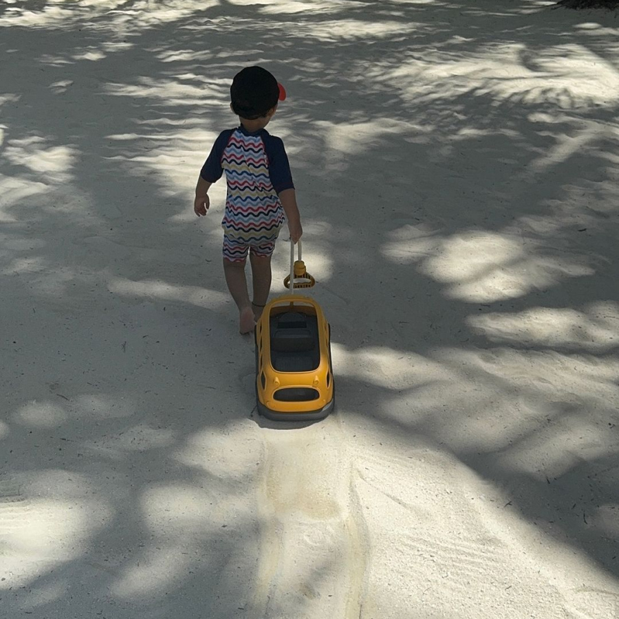 ސޯނަމް ކަޕޫރްގެ ދަރިފުޅު ރިސޯޓުގައި ކުޅެނީ.-- ފޮޓޯ: ސޯނަމްގެ އިންސްޓަގްރާމް