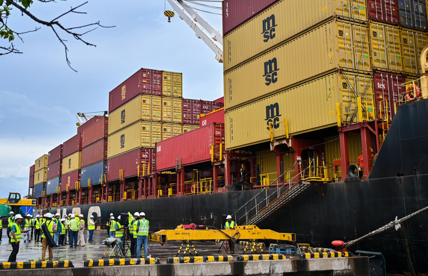 އެމްއެސްސީ މަނަސަފް ބޯޓުން ގެނައި ކޮންޓެއިނާތައް -- ފޮޓޯ: ފަޔާޒް މޫސާ / މިހާރު