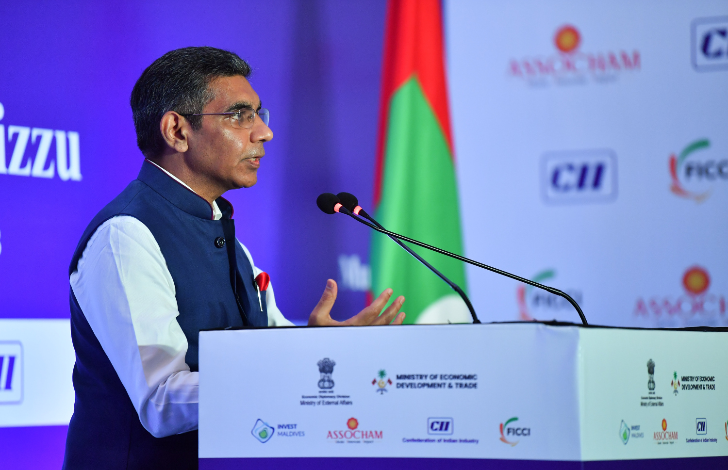 މުމްބާއީގައި ބޭއްވި ބިޒްނަސް ފޯރަމްގައި ހައި ކޮމިޝަނަރު މުނޫ ވާހަކަ ދައްކަވަނީ.